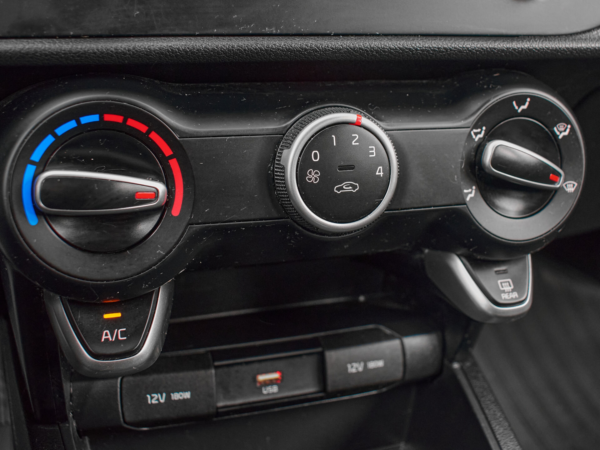 Купить Kia Rio X-Line 1.4 MT (100 л.с.), 2020 в Екатеренбурге