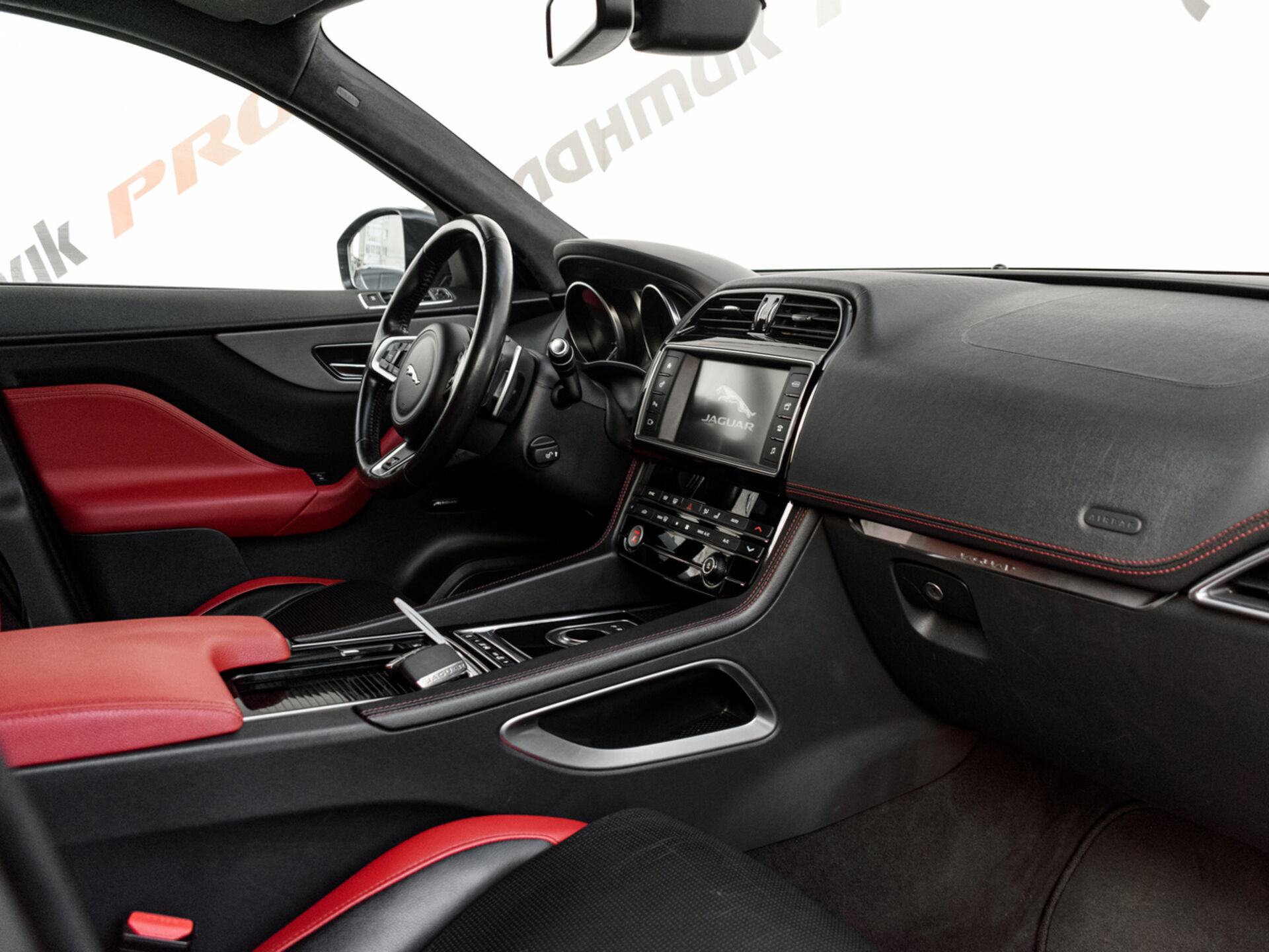 Купить Jaguar F-Pace 3.0d AT (300 л.с.) 4WD, 2018 в Екатеренбурге