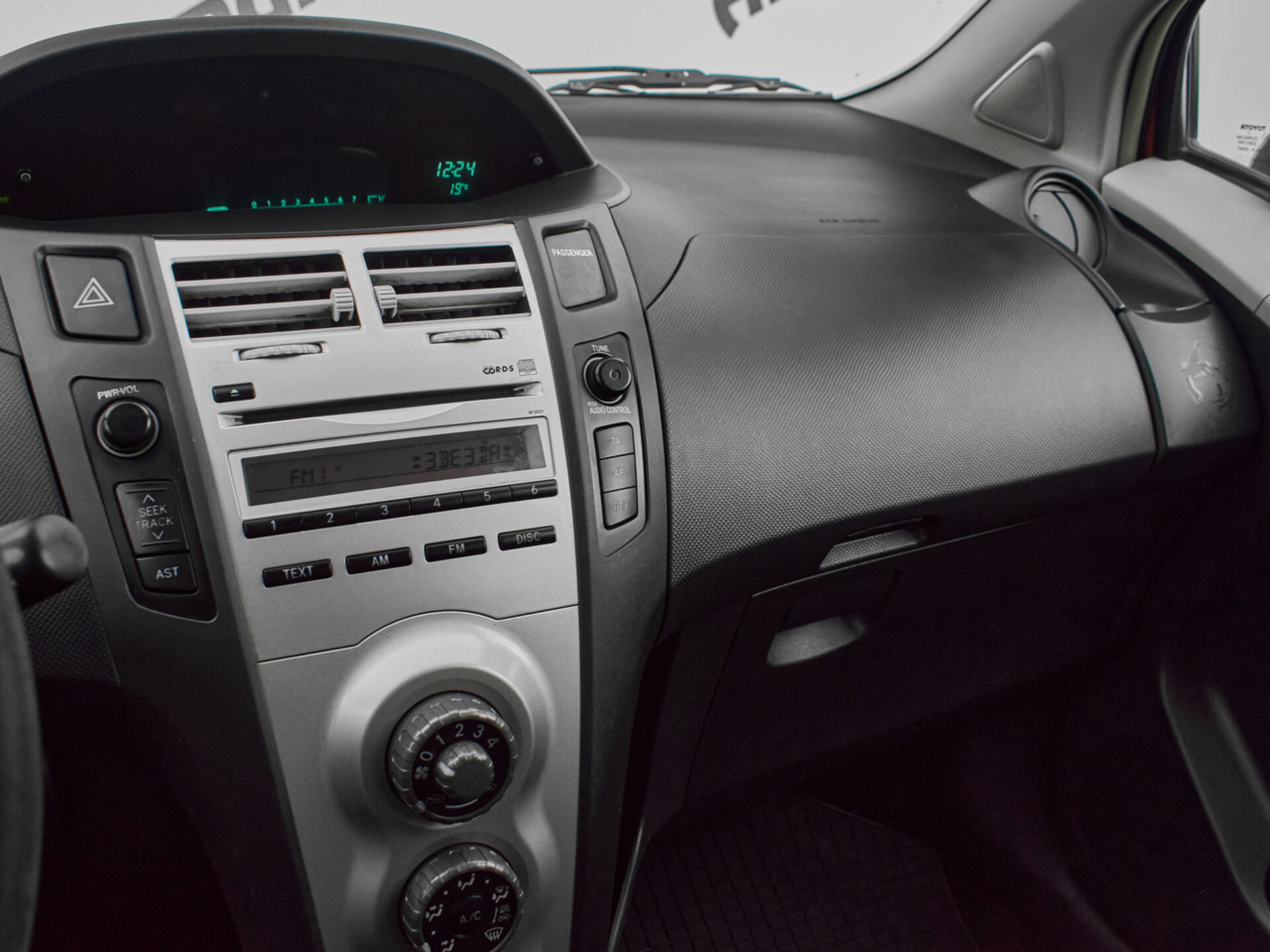 Купить Toyota Yaris 1.0 MT (69 л.с.), 2008 в Екатеренбурге