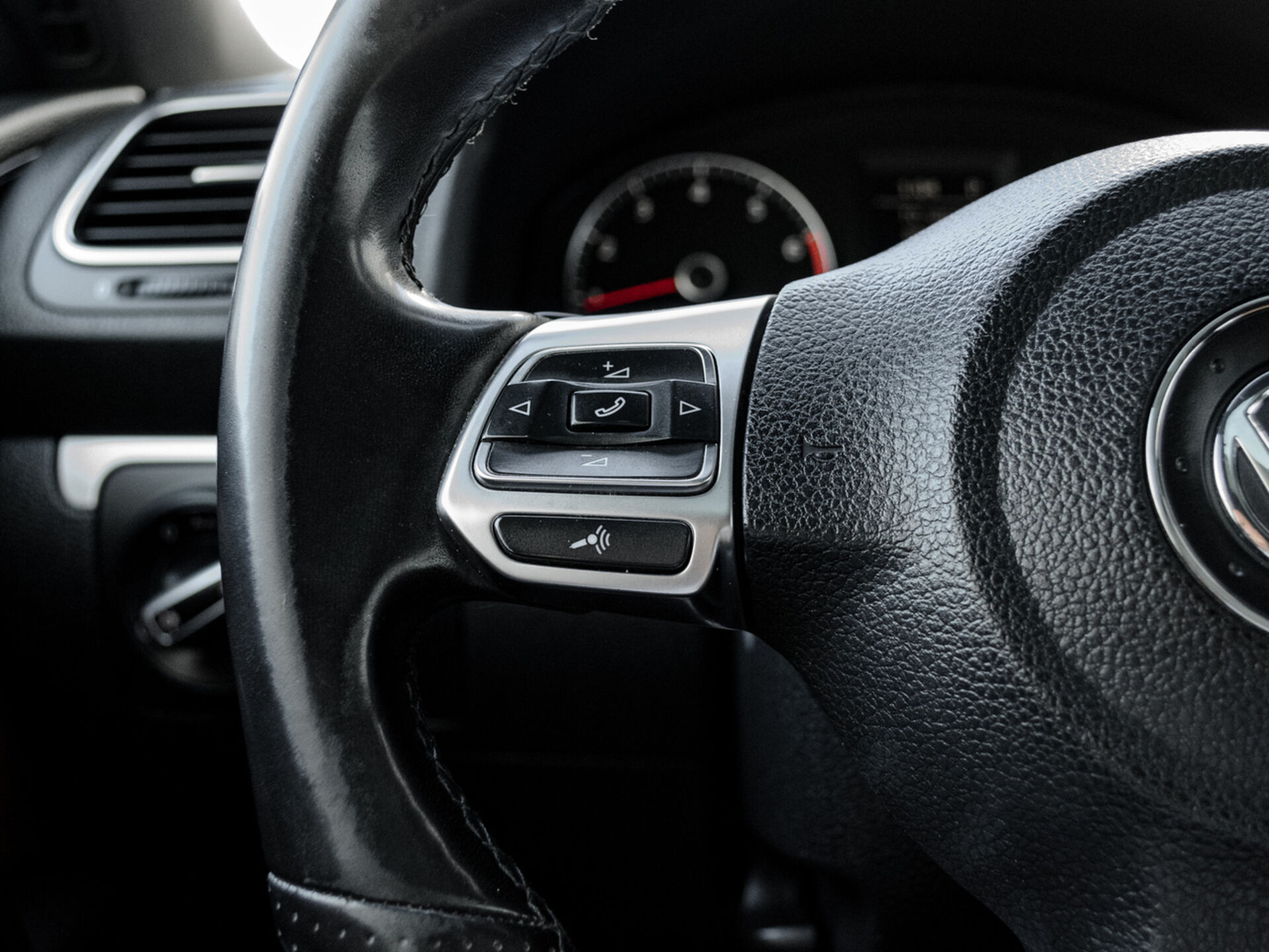 Купить Volkswagen Scirocco 2.0 AMT (211 л.с.), 2011 в Екатеренбурге