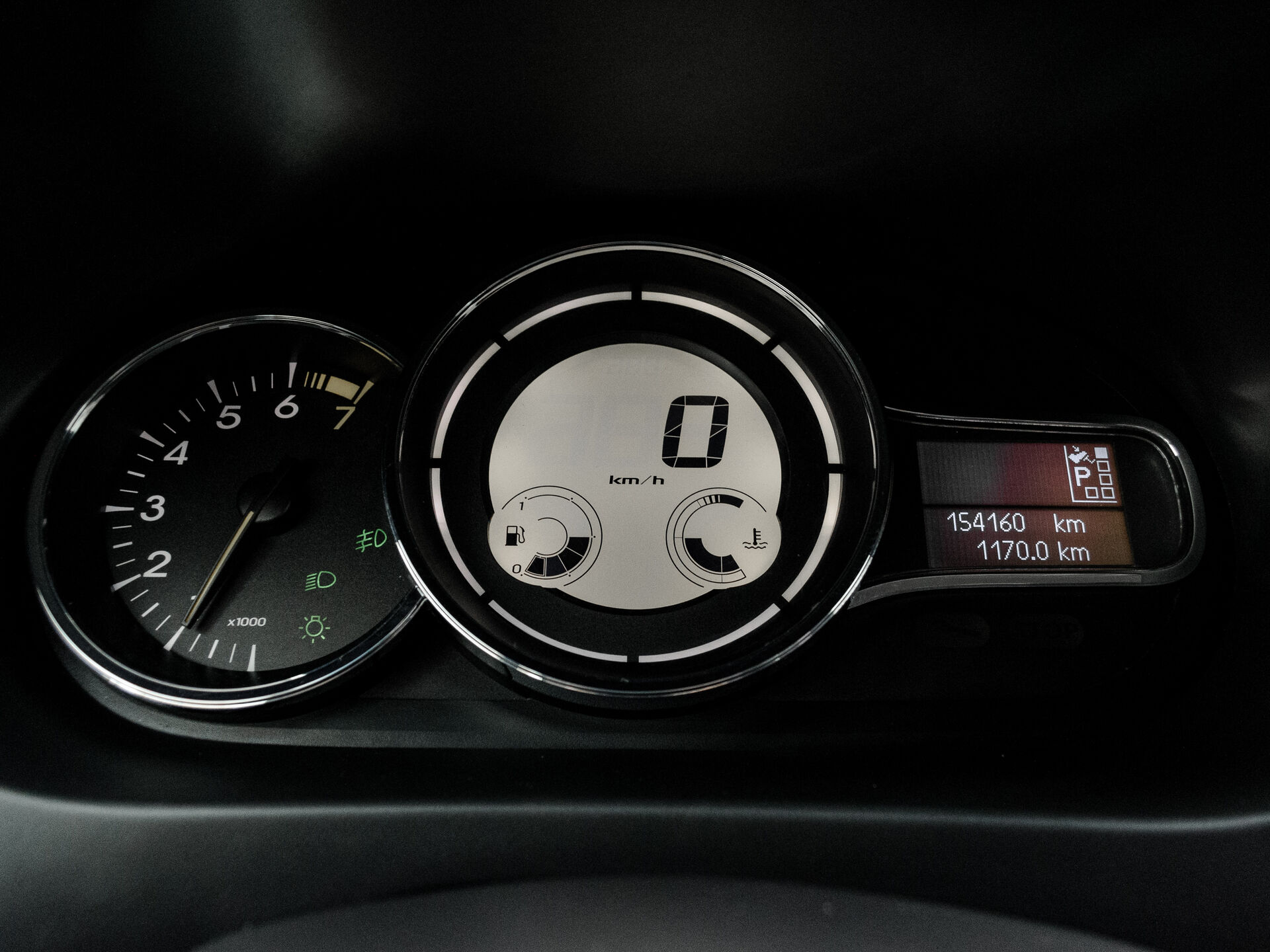Купить Renault Fluence 1.6 AT (106 л.с.), 2012 в Екатеренбурге
