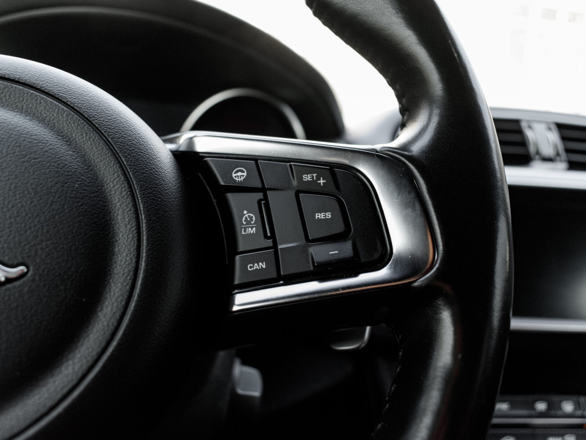 Купить Jaguar F-Pace 3.0d AT (300 л.с.) 4WD, 2018 в Екатеренбурге