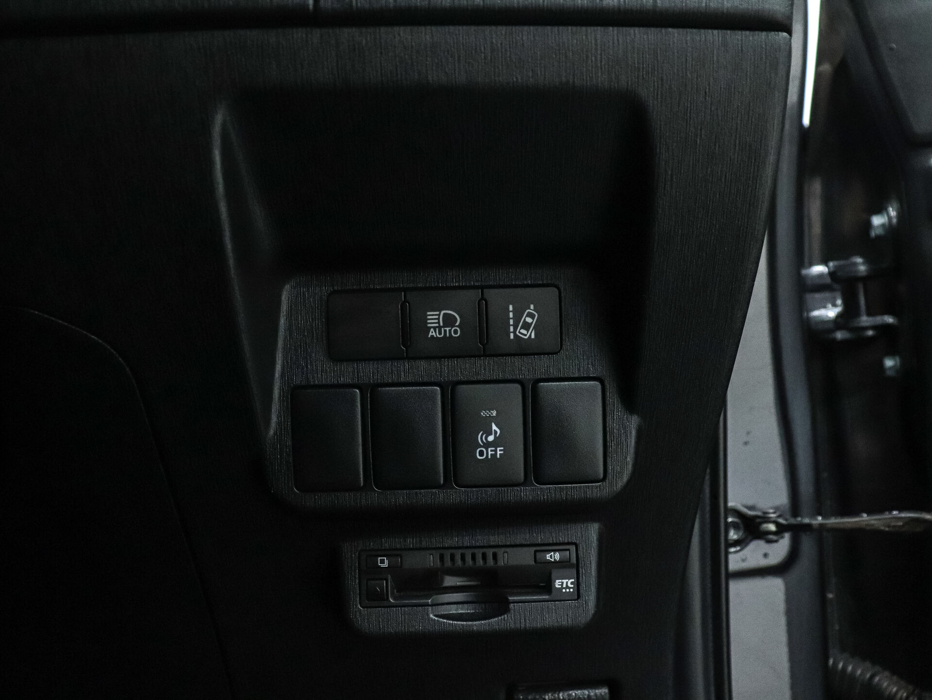 Toyota Prius Alpha 2018 8