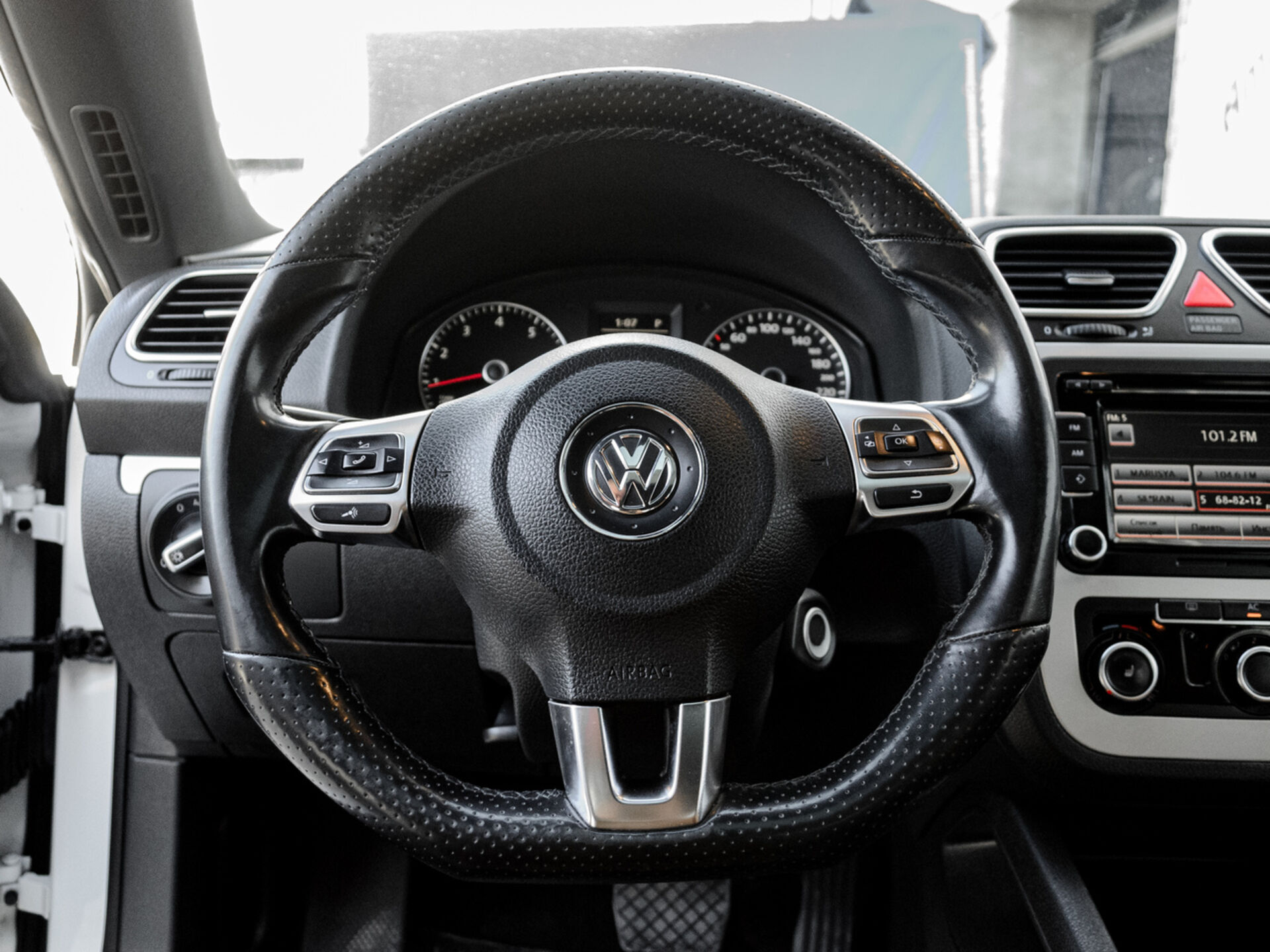 Купить Volkswagen Scirocco 2.0 AMT (211 л.с.), 2011 в Екатеренбурге
