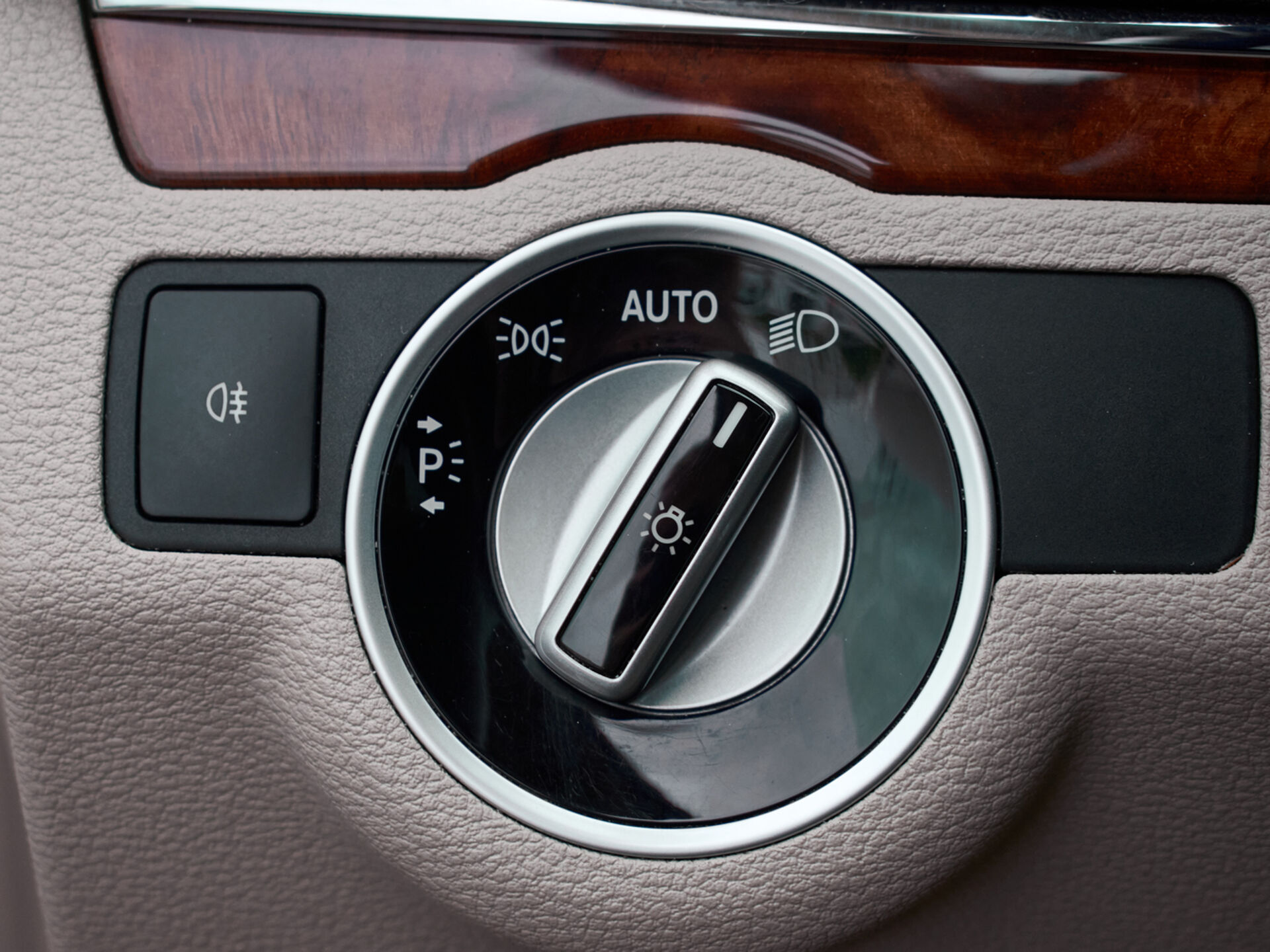 Купить Mercedes-Benz E-Класс 200 7G-Tronic 1.8 AT (184 л.с.), 2012 в Екатеренбурге