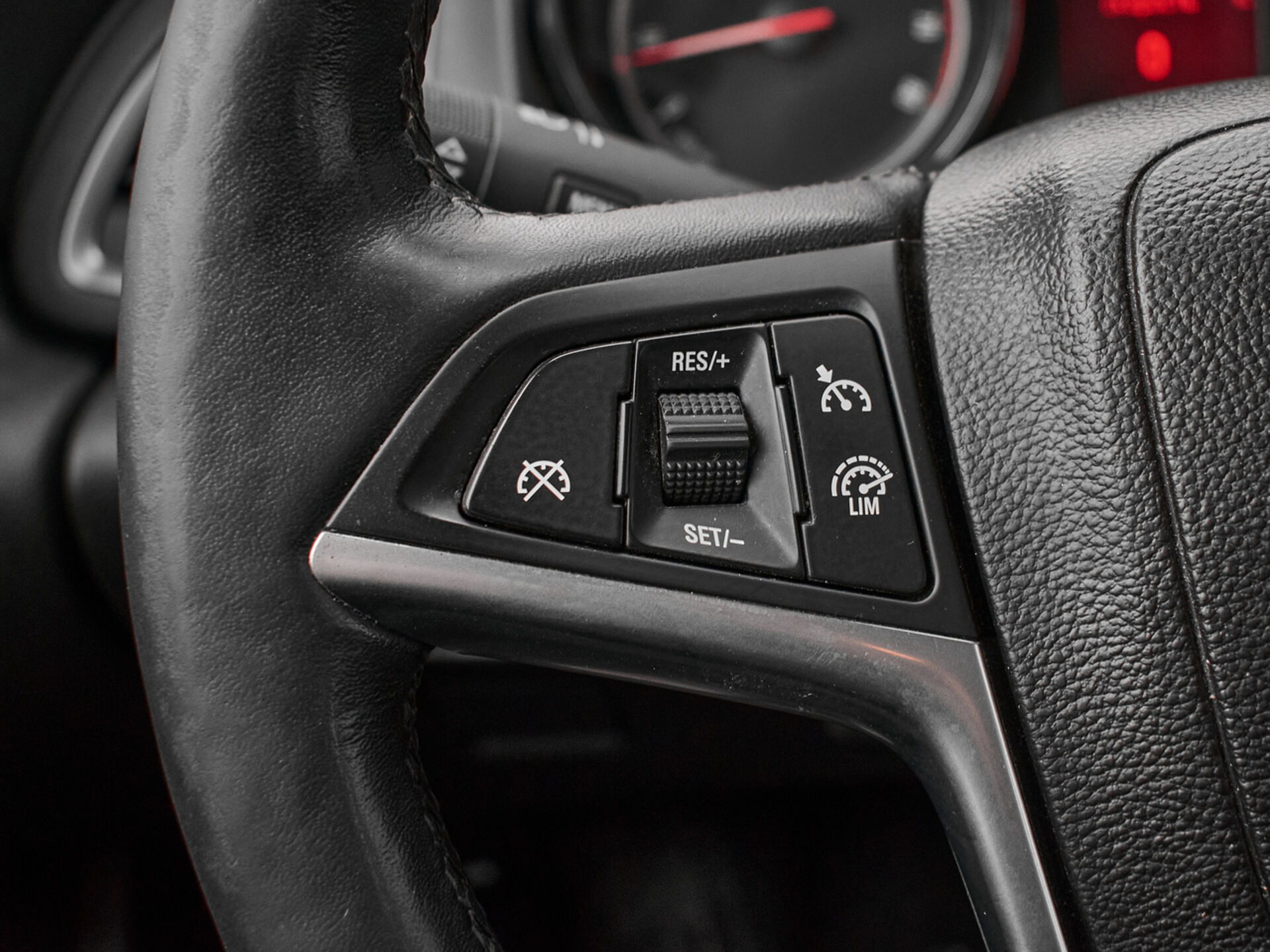 Купить Opel Astra 1.6 AT (115 л.с.), 2013 в Екатеренбурге