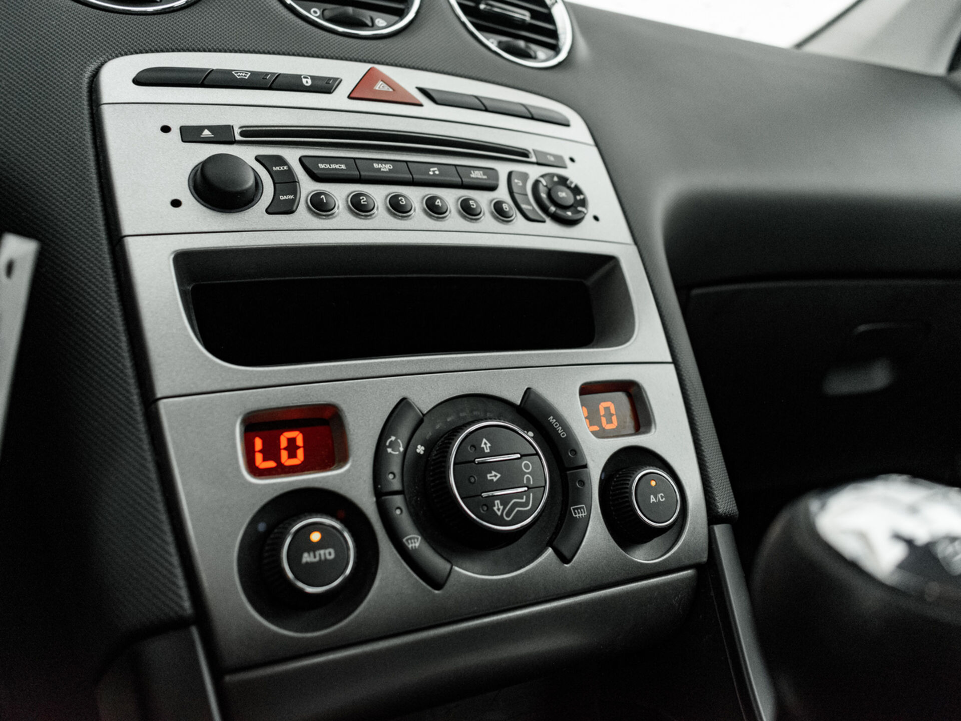 Купить Peugeot 408 1.6 MT (115 л.с.), 2015 в Екатеренбурге