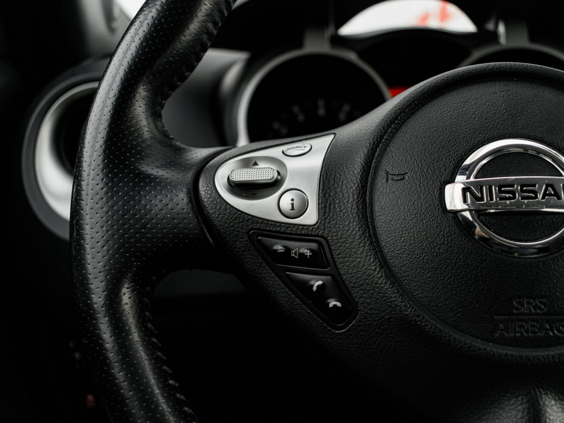 Купить Nissan Juke 1.6 CVT (117 л.с.), 2013 в Екатеренбурге