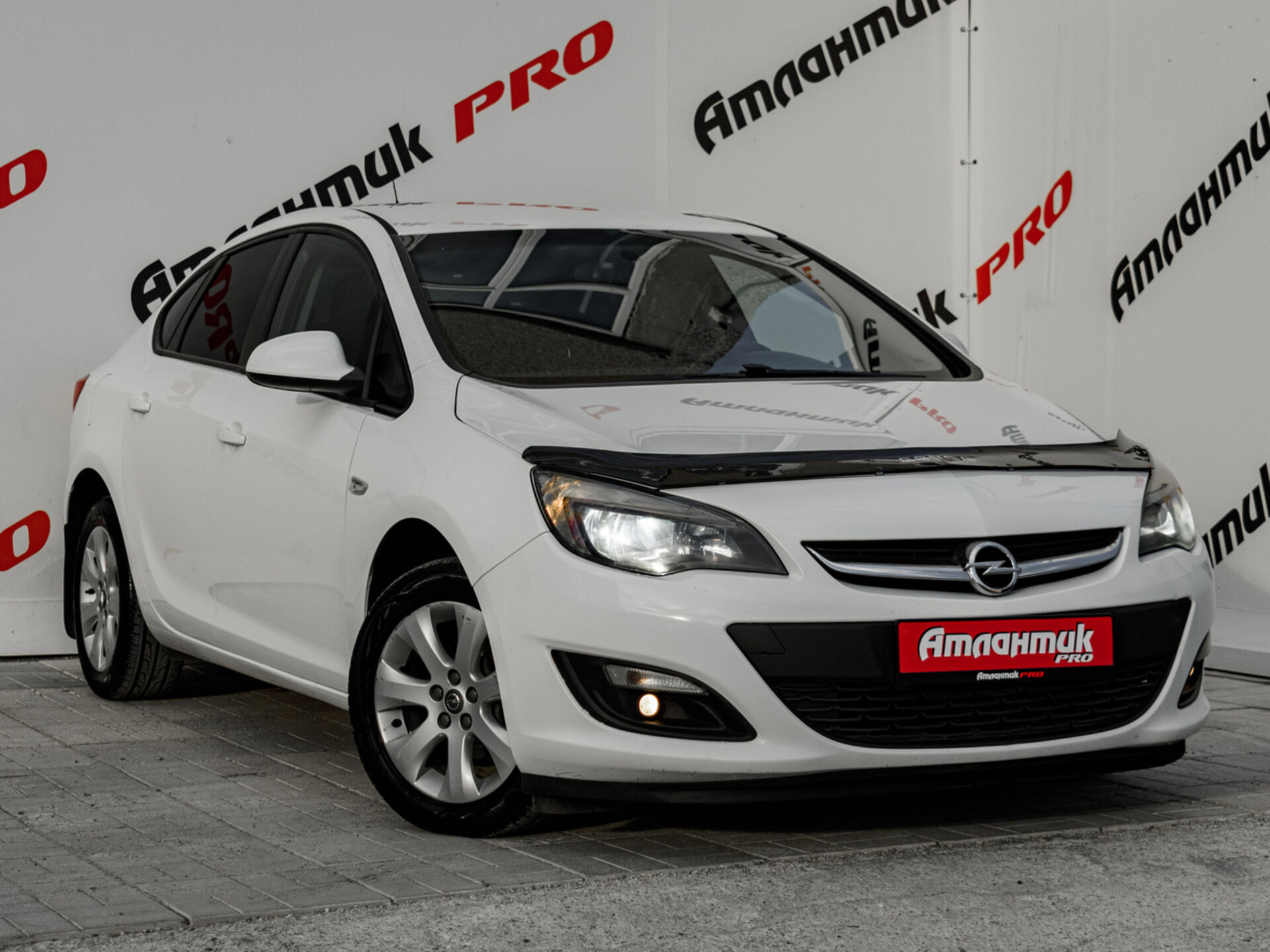Купить Opel Astra 1.6 MT (115 л.с.), 2013 в Екатеренбурге