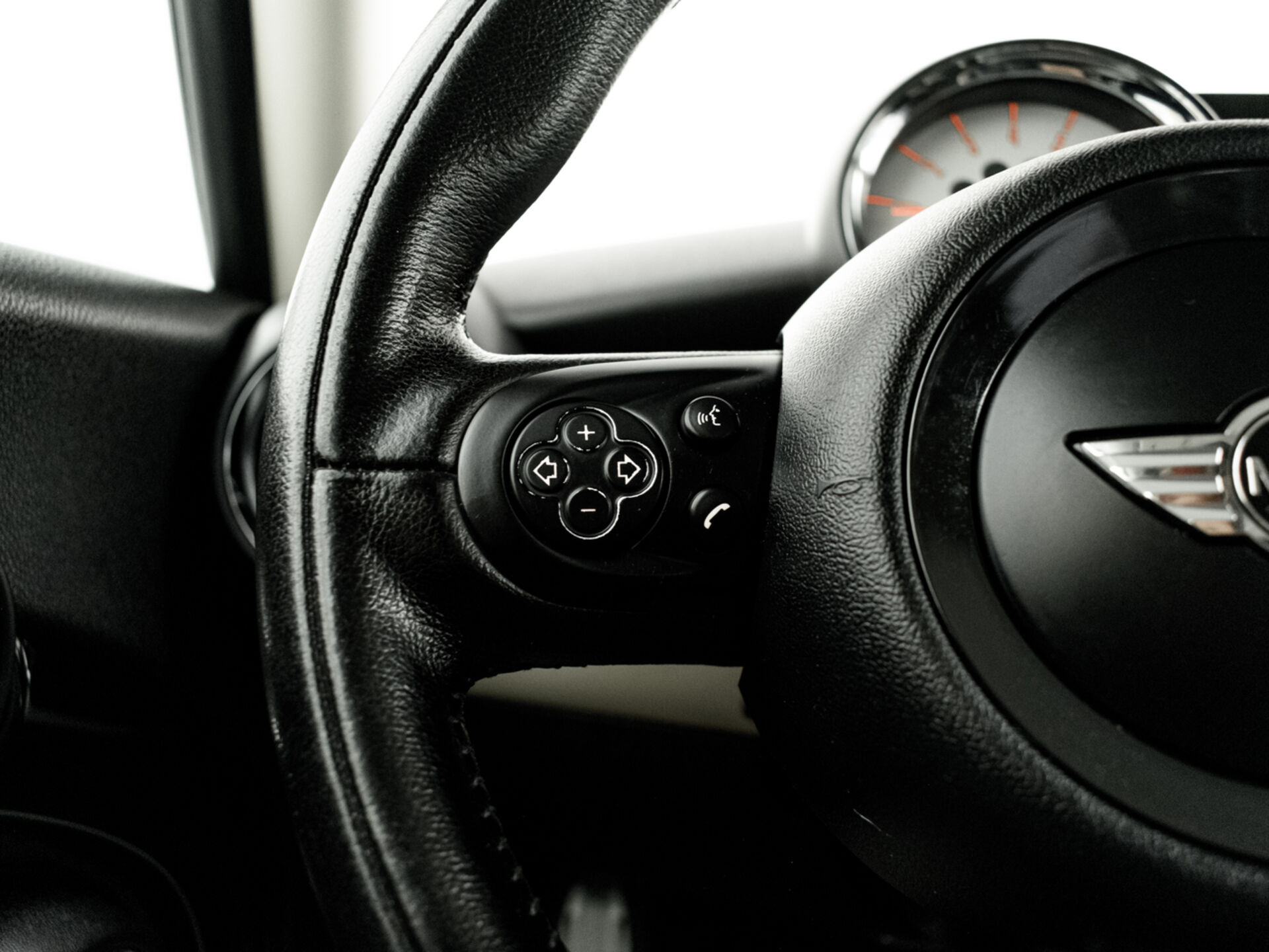 Купить MINI Hatch Cooper S 1.6 AT (184 л.с.), 2012 в Екатеренбурге