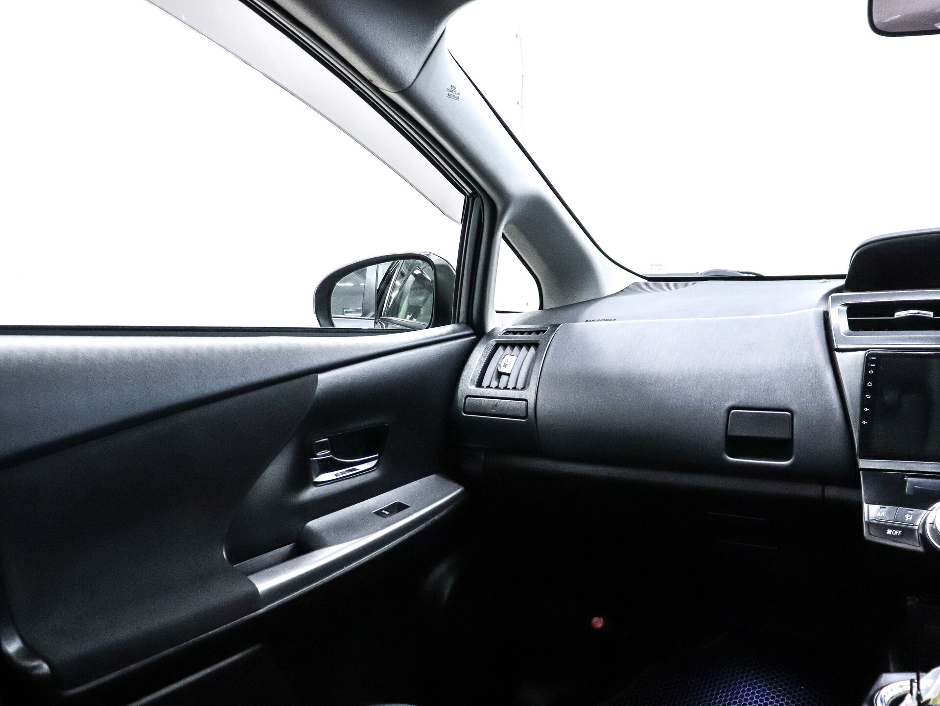 Toyota Prius Alpha 2018 16