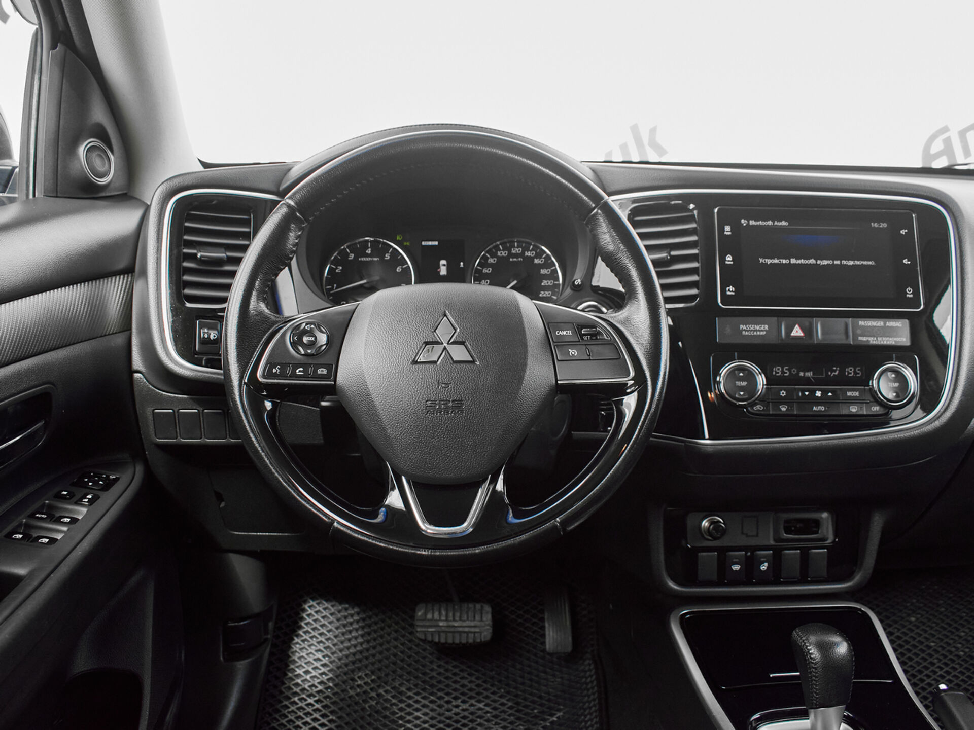 Купить Mitsubishi Outlander 2.0 CVT (146 л.с.) 4WD, 2017 в Екатеренбурге