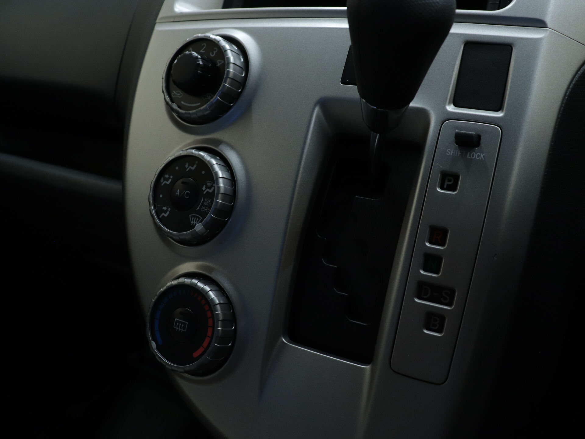 Toyota Ractis 2010 11