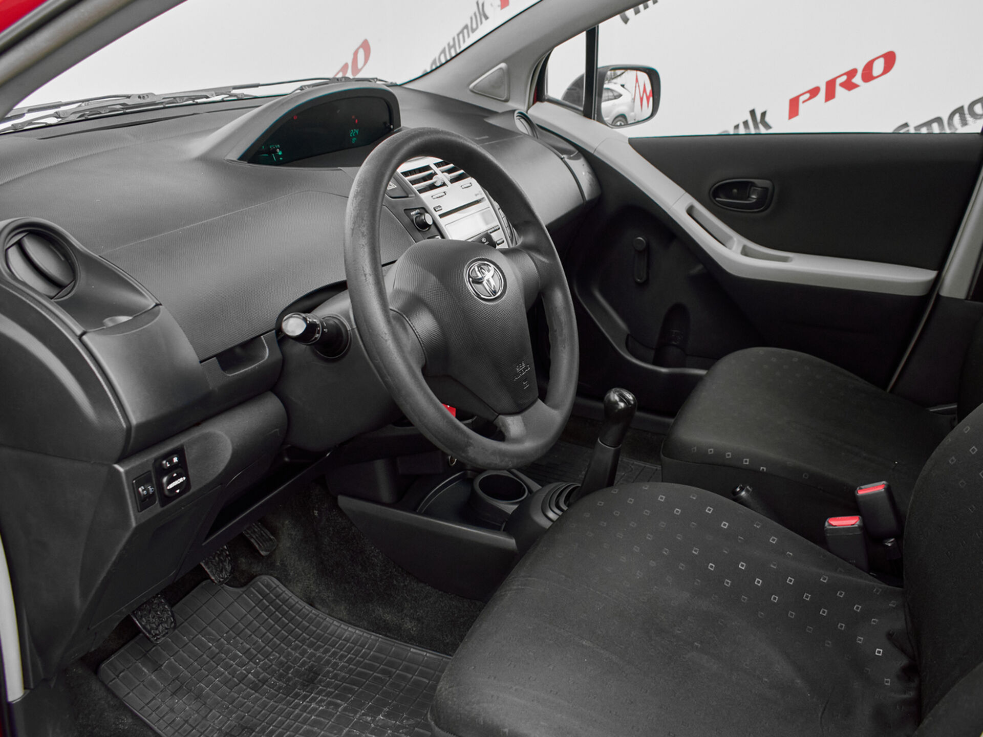 Купить Toyota Yaris 1.0 MT (69 л.с.), 2008 в Екатеренбурге
