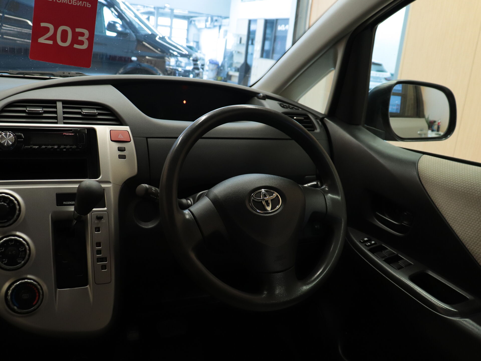 Toyota Ractis 2010 8