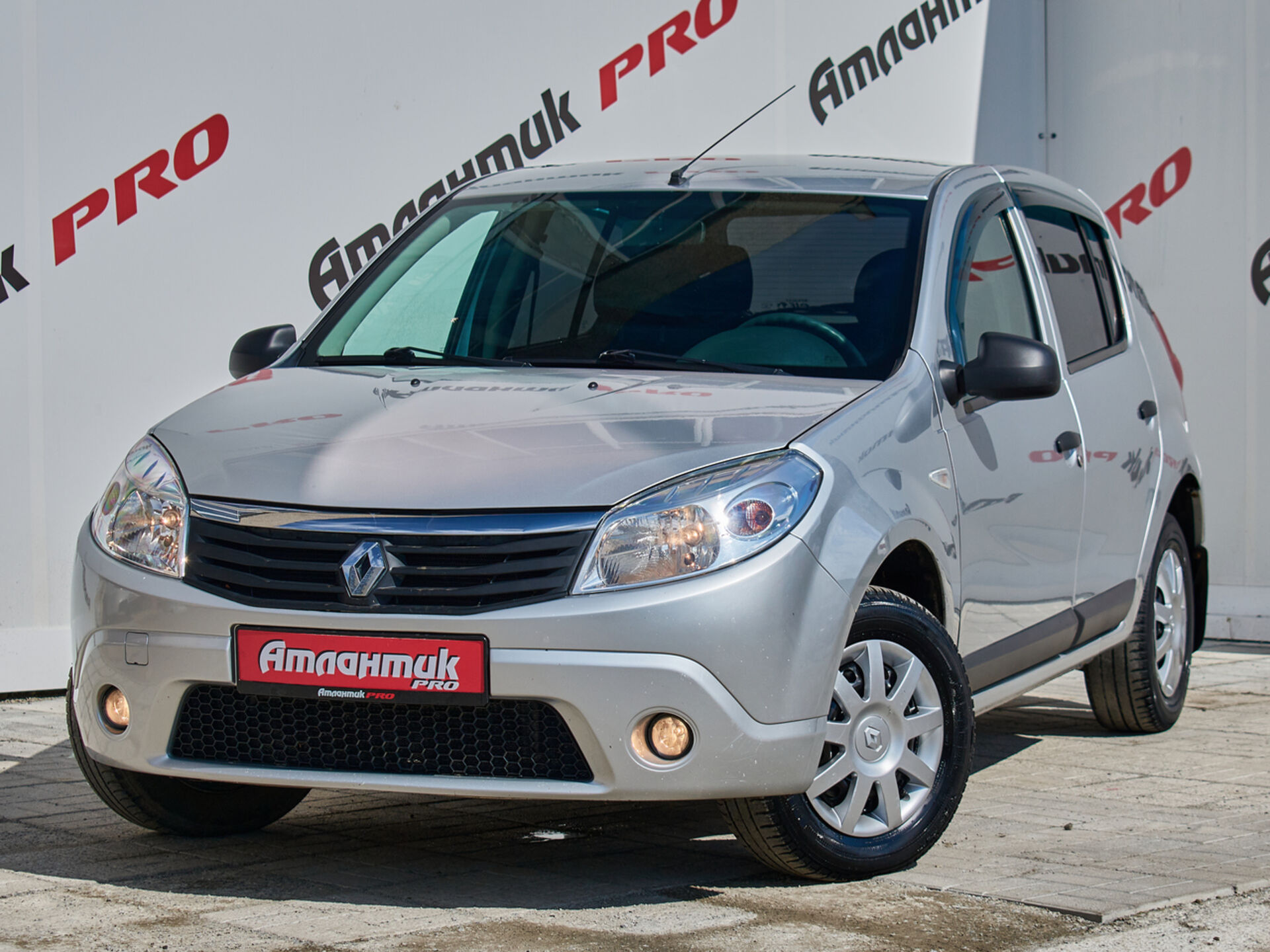 Купить Renault Sandero 1.6 MT (84 л.с.), 2013 в Екатеренбурге