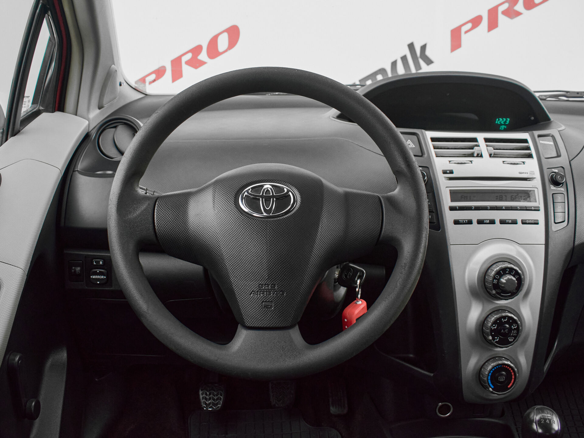 Купить Toyota Yaris 1.0 MT (69 л.с.), 2008 в Екатеренбурге