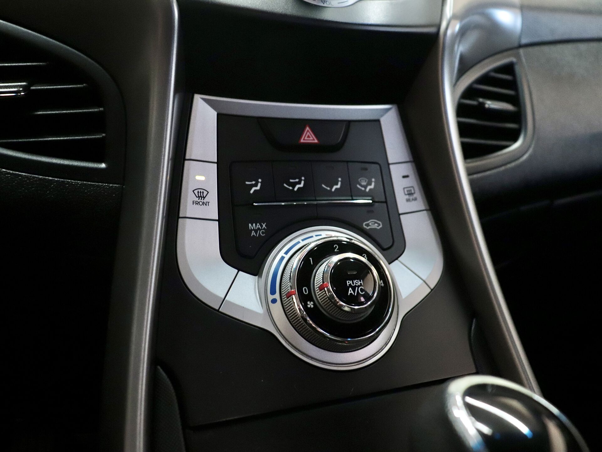 Hyundai Avante 2011 17