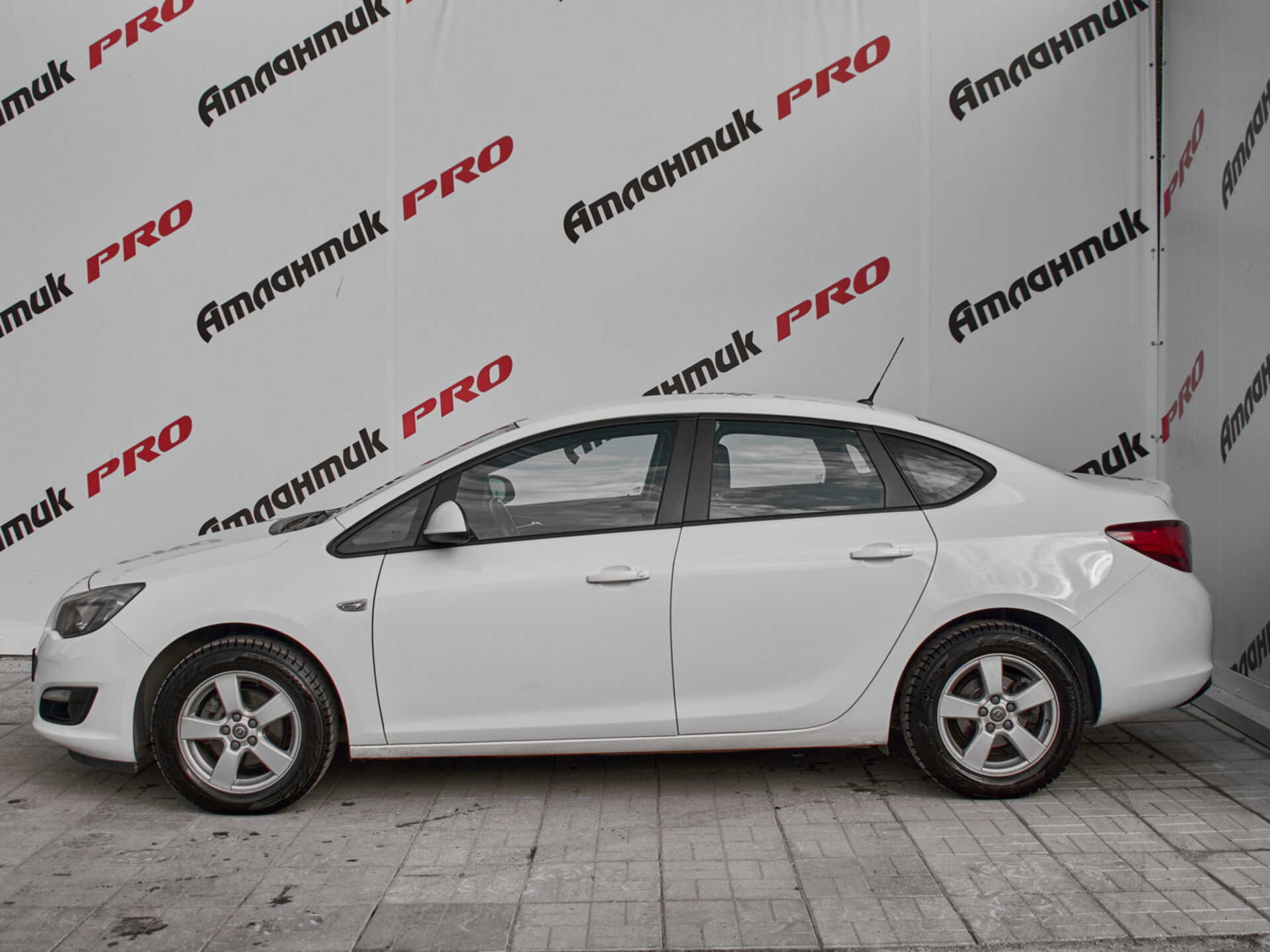 Купить Opel Astra 1.6 AT (115 л.с.), 2013 в Екатеренбурге