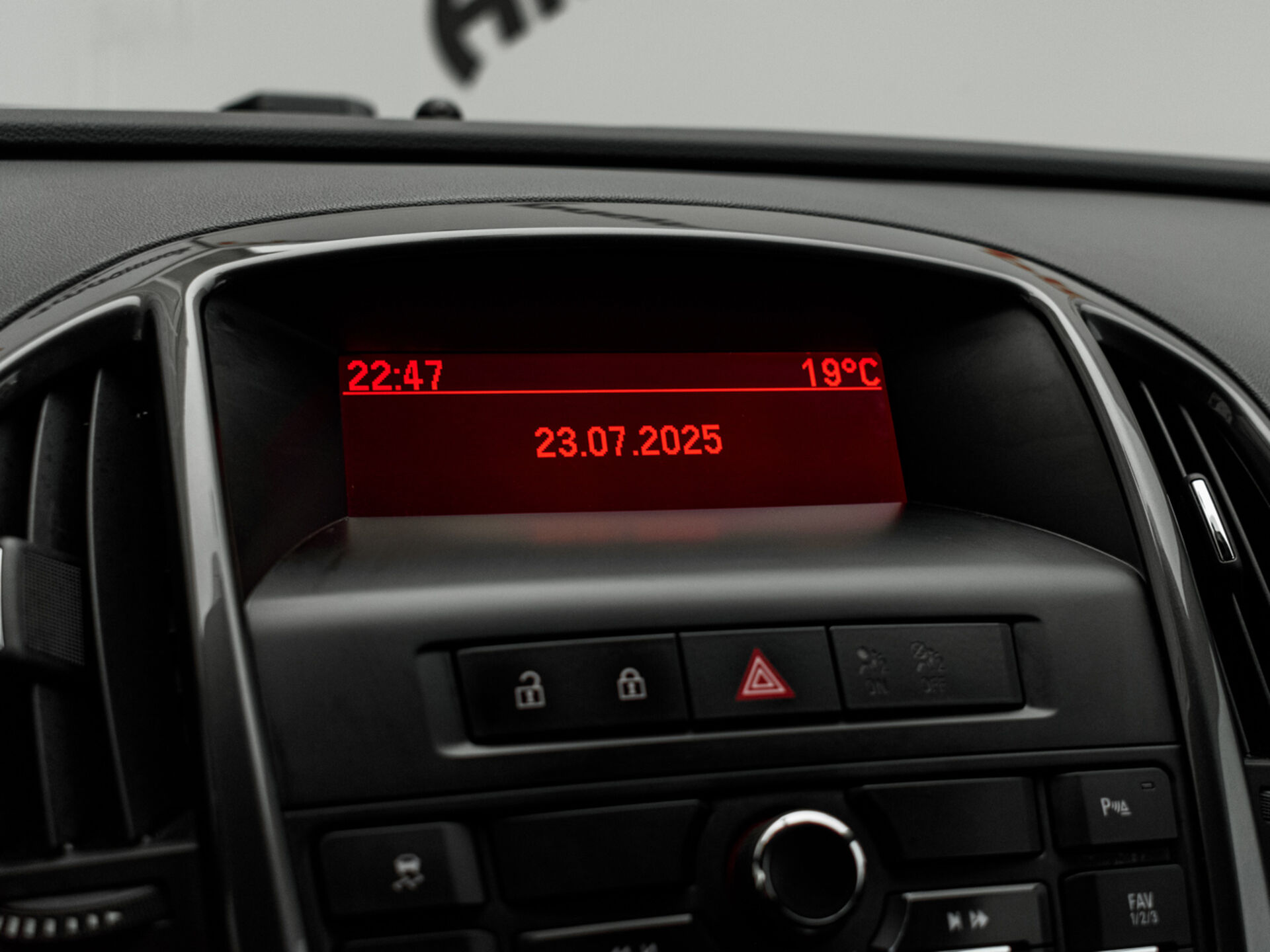Купить Opel Astra 1.6 MT (115 л.с.), 2013 в Екатеренбурге