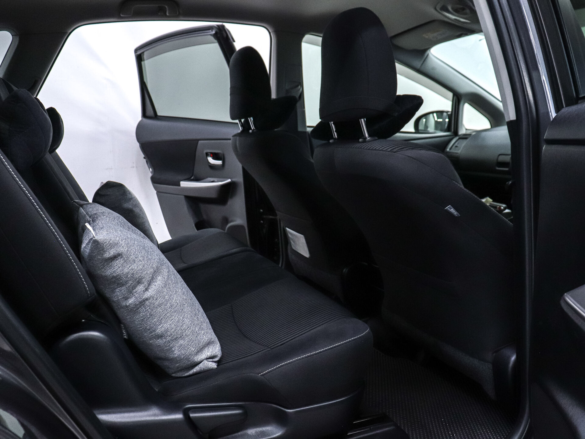 Toyota Prius Alpha 2018 21