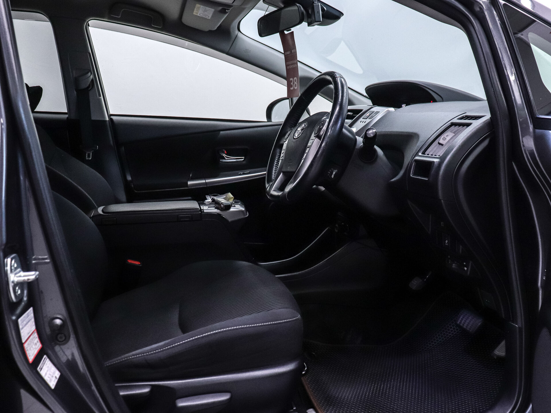 Toyota Prius Alpha 2018 9