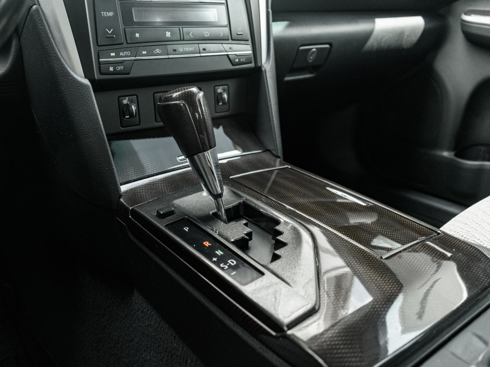 Купить Toyota Camry 2.0 AT (150 л.с.), 2015 в Екатеренбурге