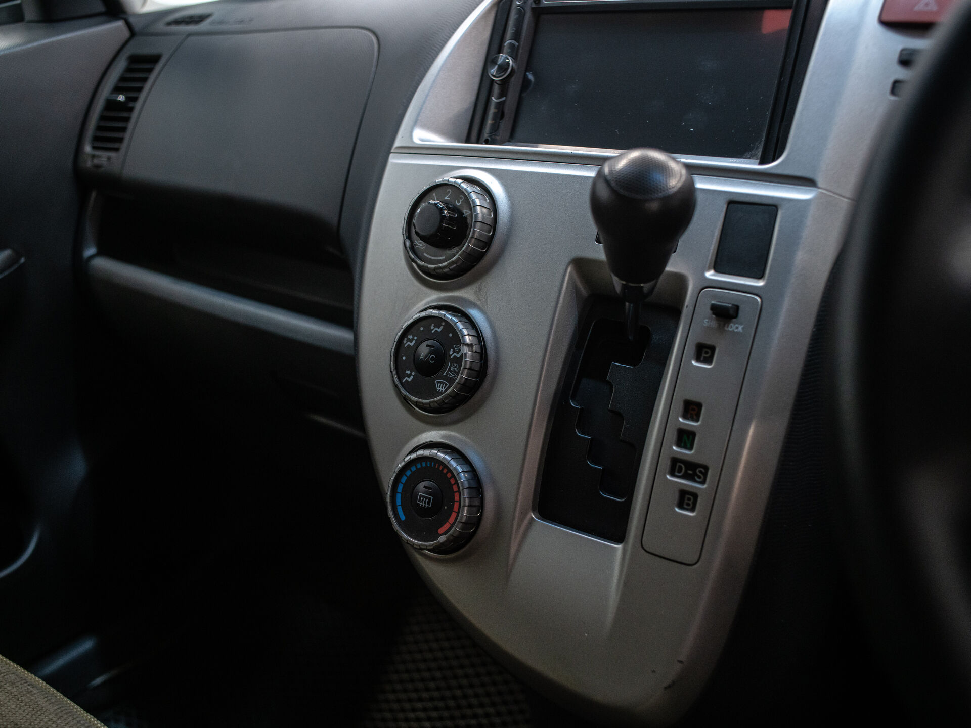 Toyota Ractis 2008 12