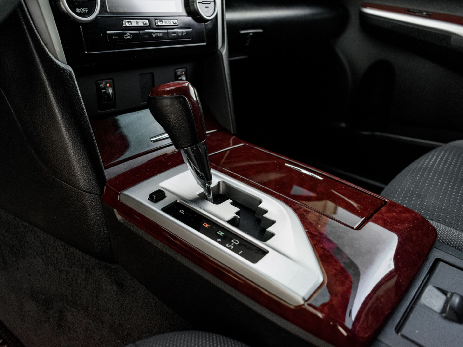 Купить Toyota Camry 2.5 AT (181 л.с.), 2013 в Екатеренбурге