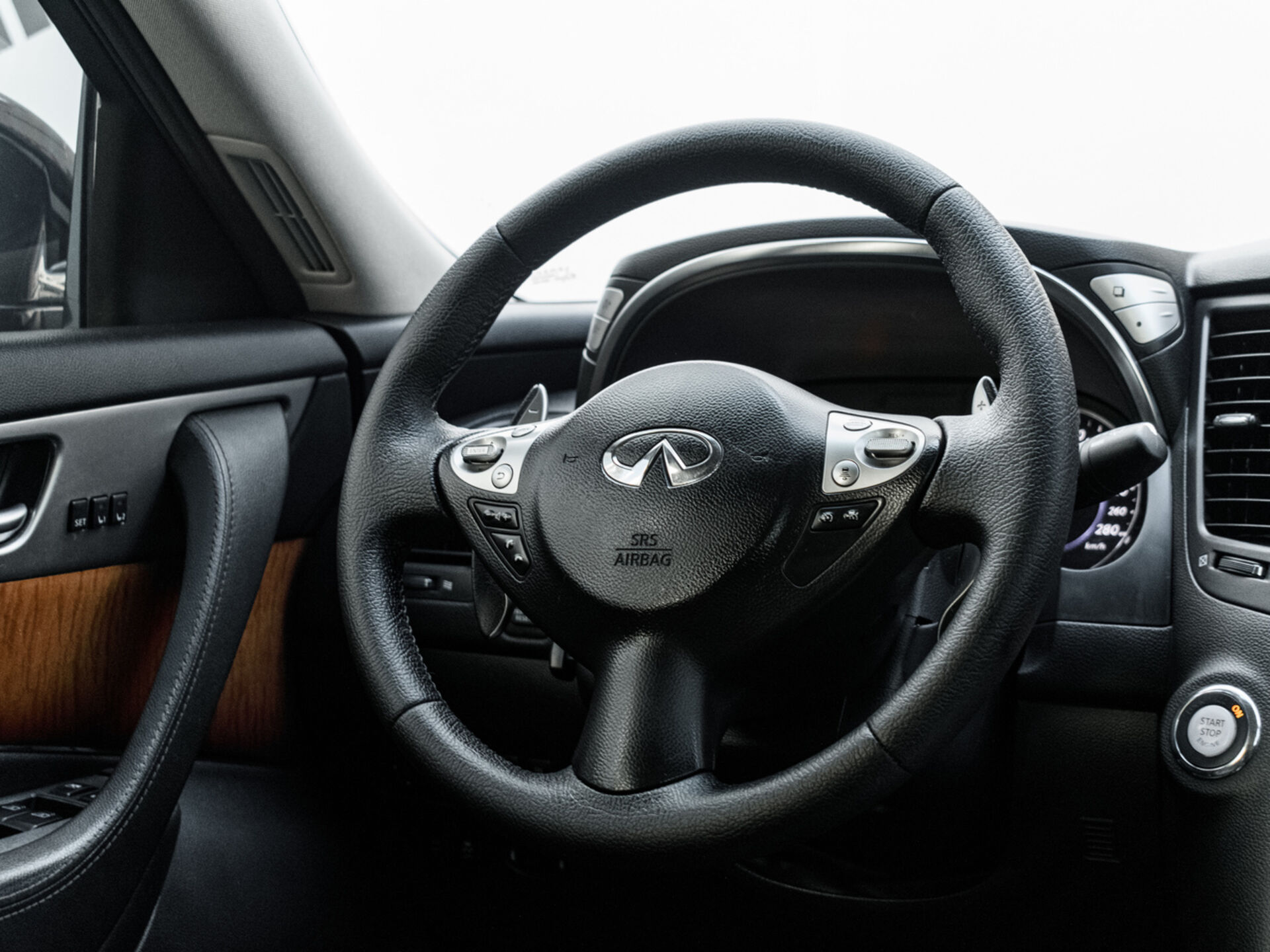 Купить Infiniti QX70 3.0d AT (238 л.с.) 4WD, 2014 в Екатеренбурге