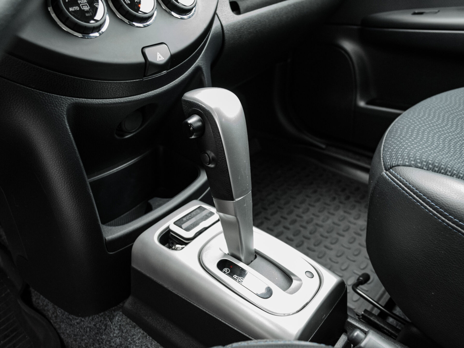 Купить Nissan Note 1.6 AT (110 л.с.), 2013 в Екатеренбурге