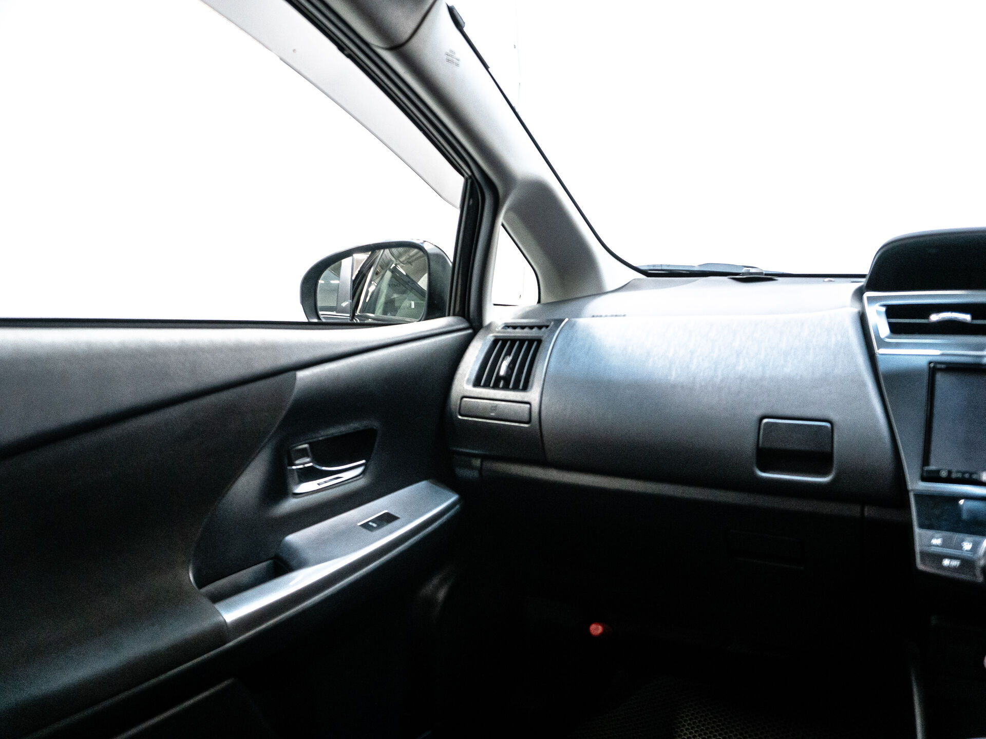 Toyota Prius Alpha 2015 19