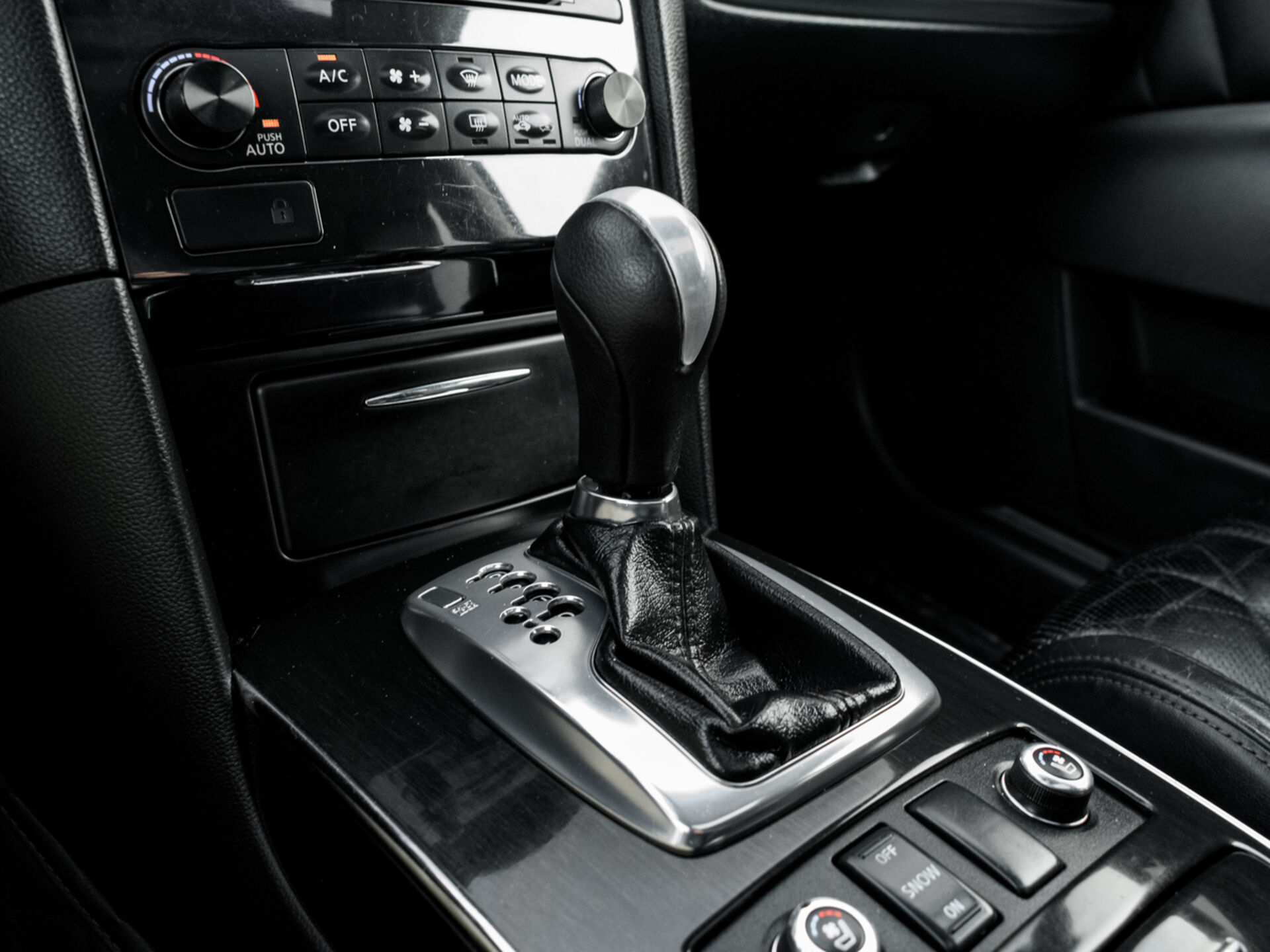 Купить Infiniti FX FX37 3.7 AT (333 л.с.) 4WD, 2010 в Екатеренбурге