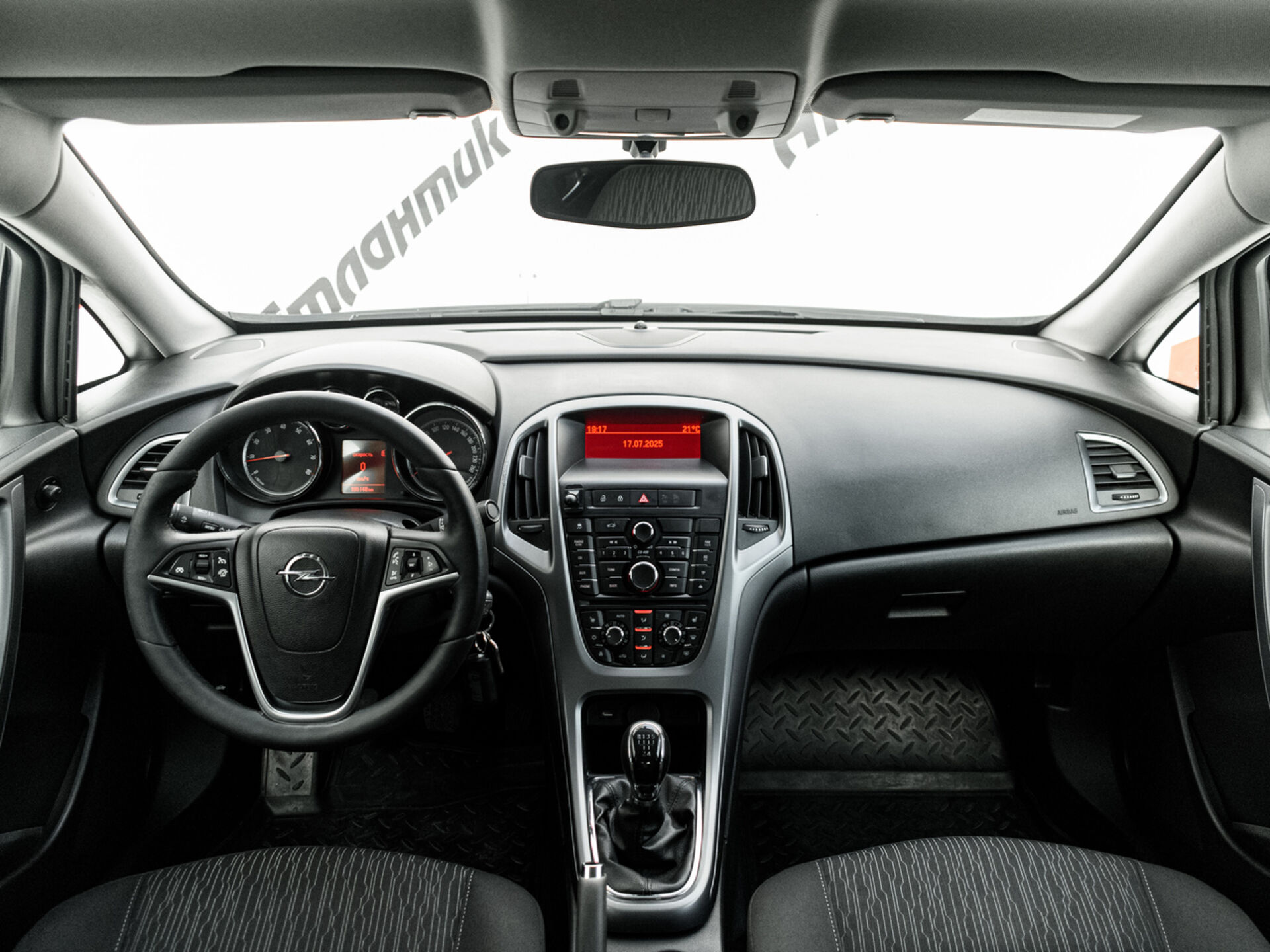 Купить Opel Astra 1.6 MT (115 л.с.), 2013 в Екатеренбурге
