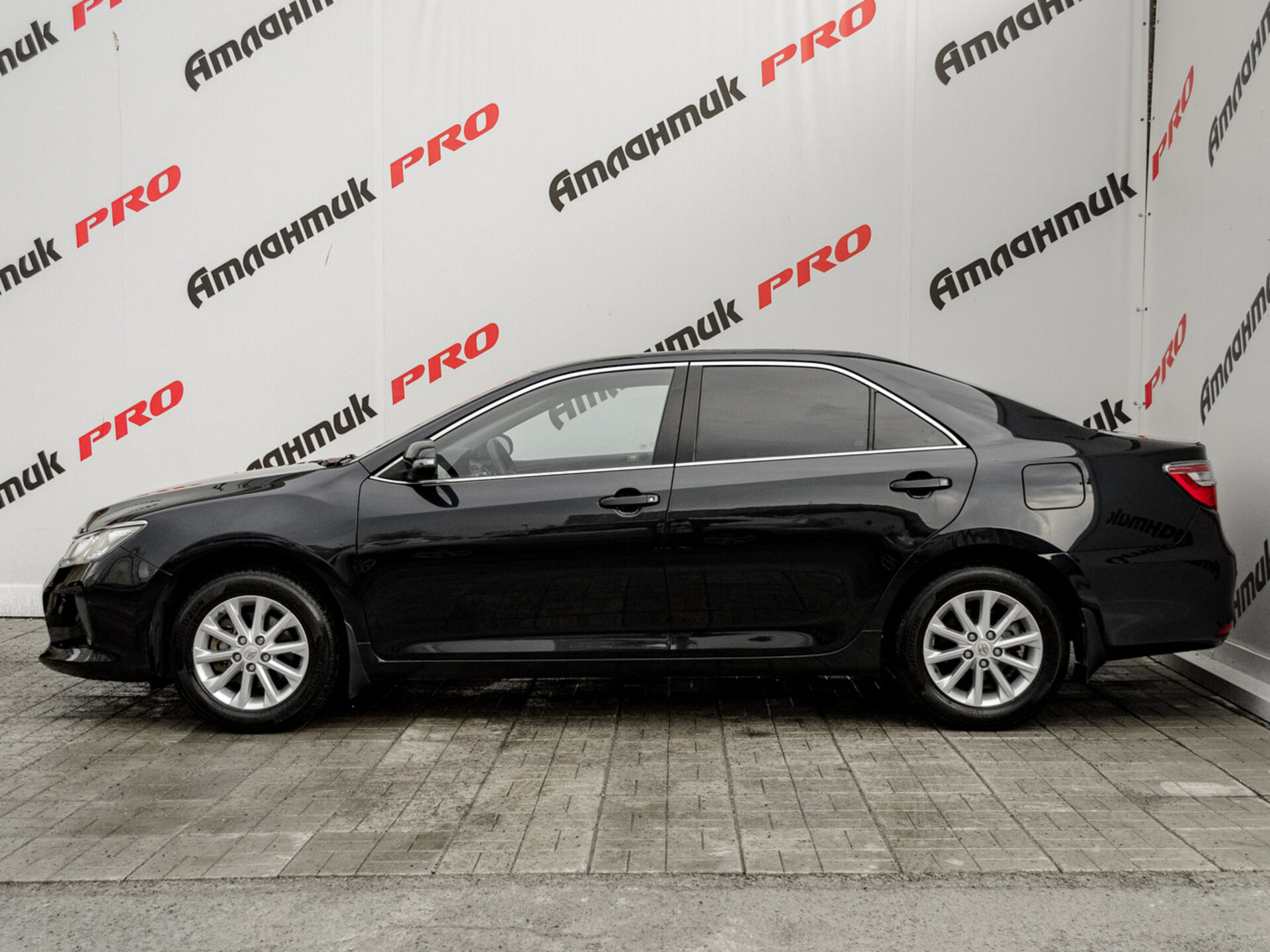 Купить Toyota Camry 2.0 AT (150 л.с.), 2015 в Екатеренбурге