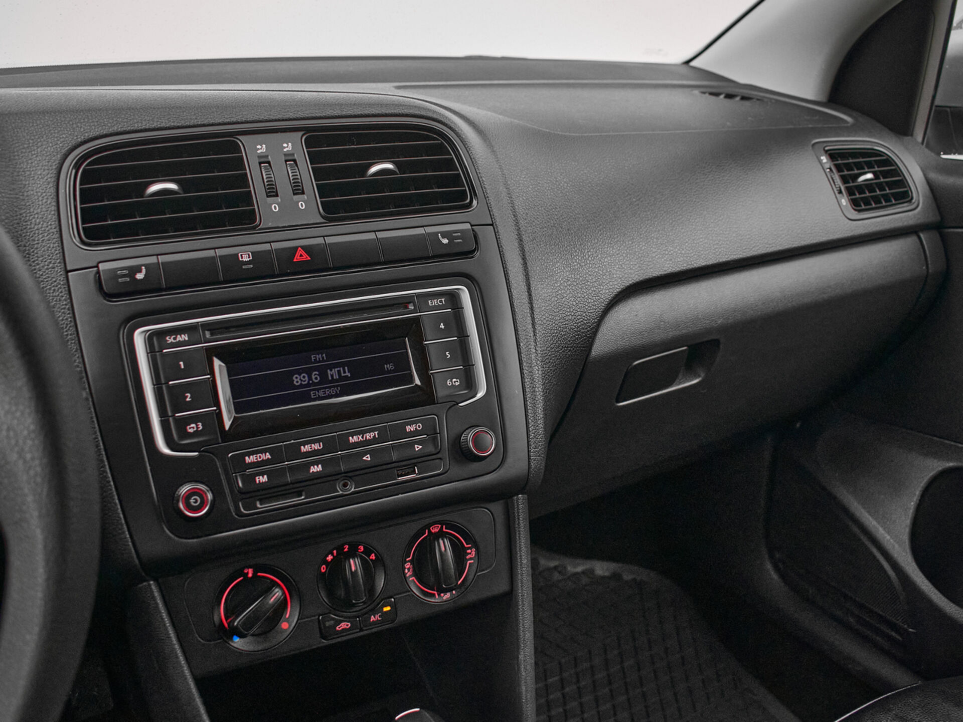 Купить Volkswagen Polo 1.6 AT (105 л.с.), 2015 в Екатеренбурге