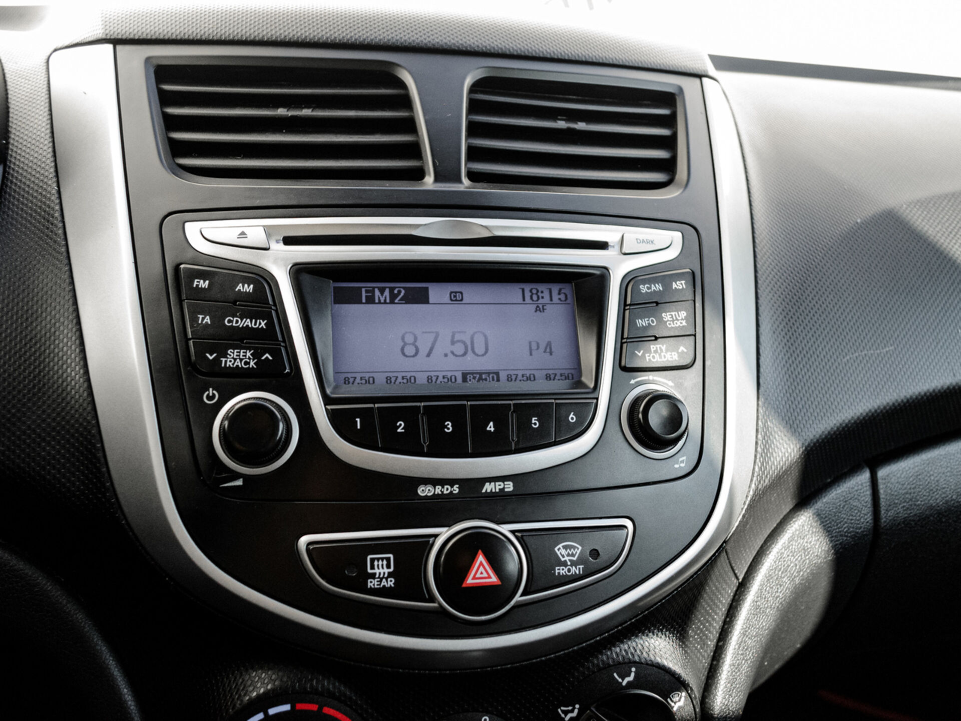 Купить Hyundai Solaris 1.6 MT (123 л.с.), 2013 в Екатеренбурге