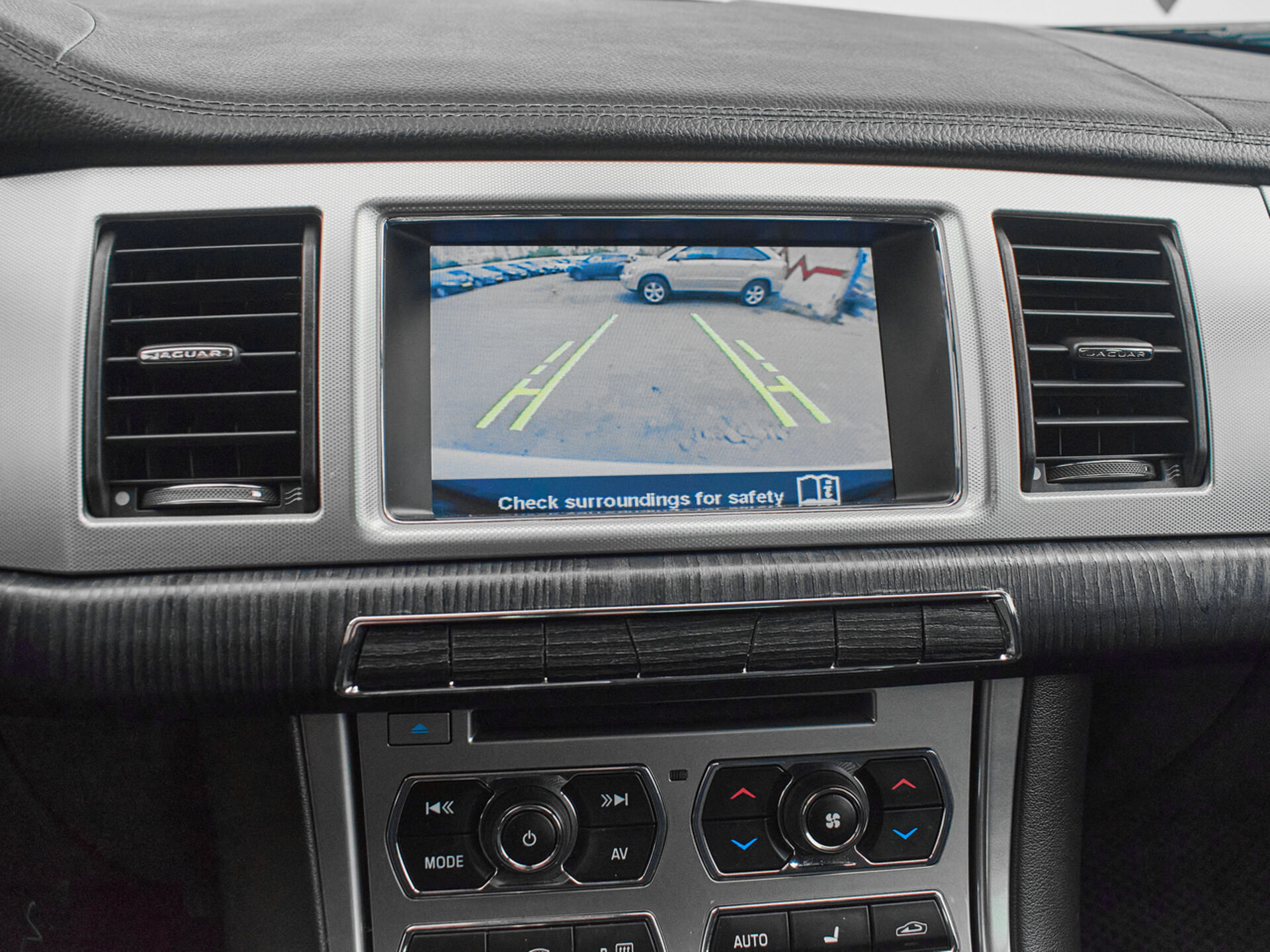 Купить Jaguar XF 2.0 AT (240 л.с.), 2014 в Екатеренбурге