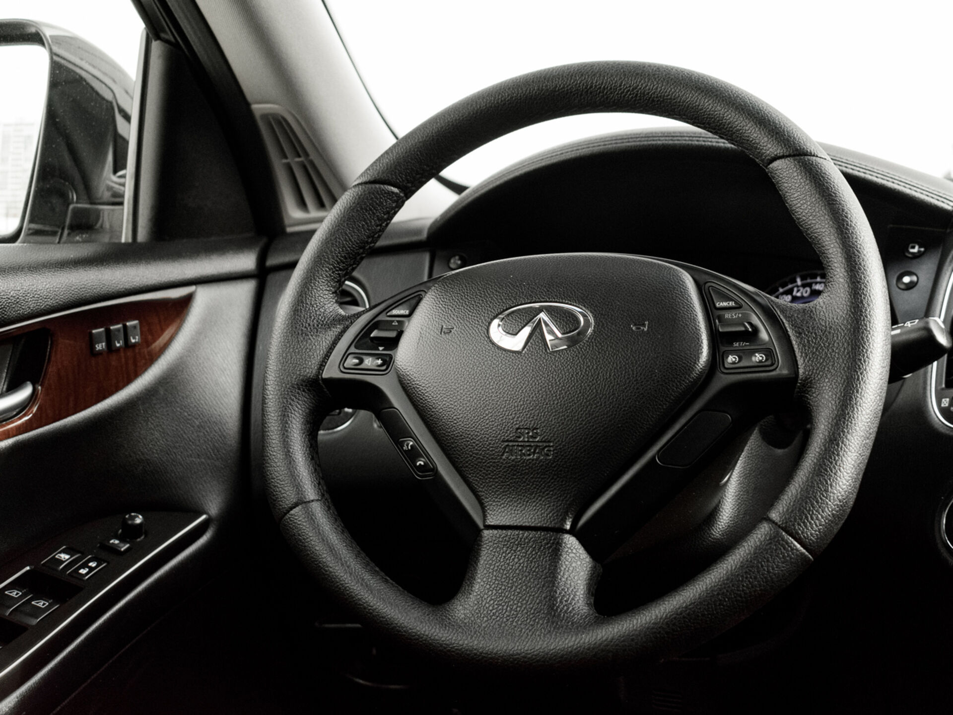 Купить Infiniti QX50 2.5 AT (222 л.с.) 4WD, 2014 в Екатеренбурге