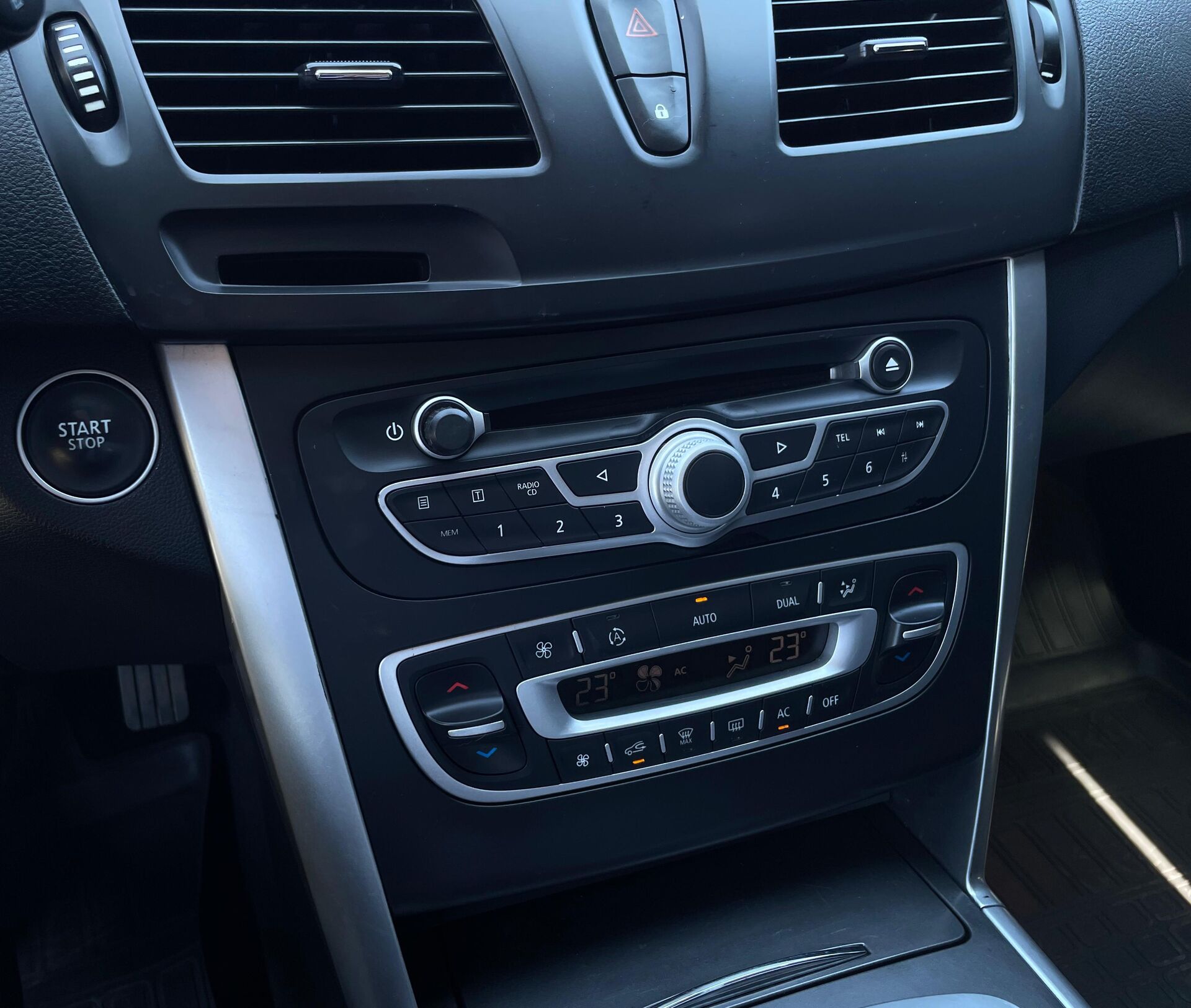 Renault Latitude 2013 21