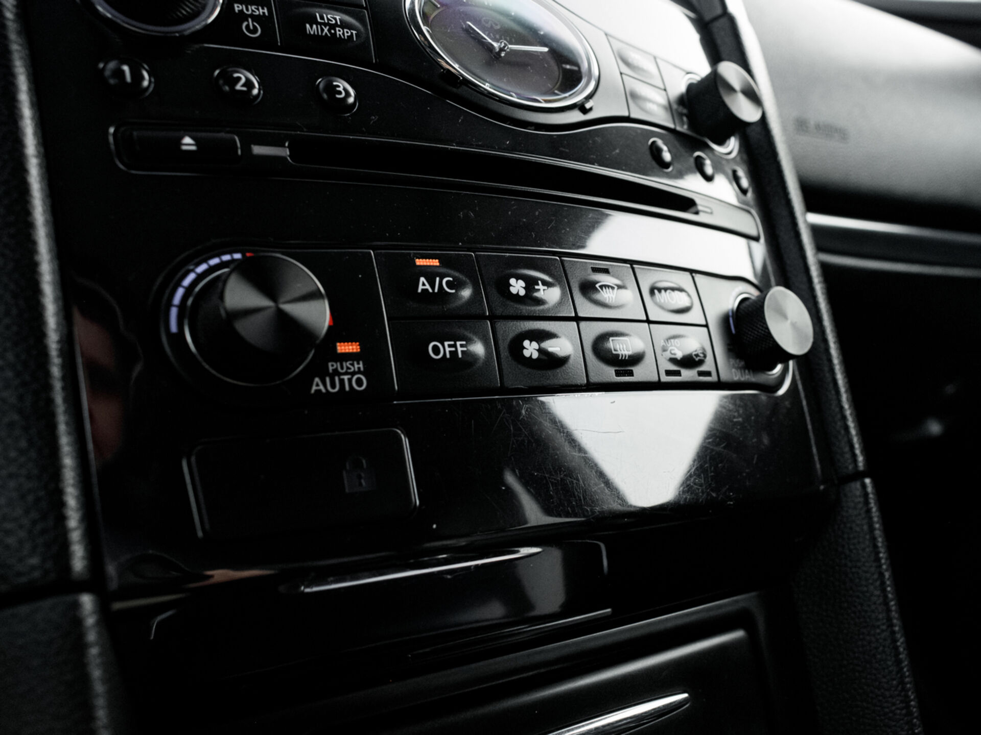 Купить Infiniti FX FX37 3.7 AT (333 л.с.) 4WD, 2010 в Екатеренбурге