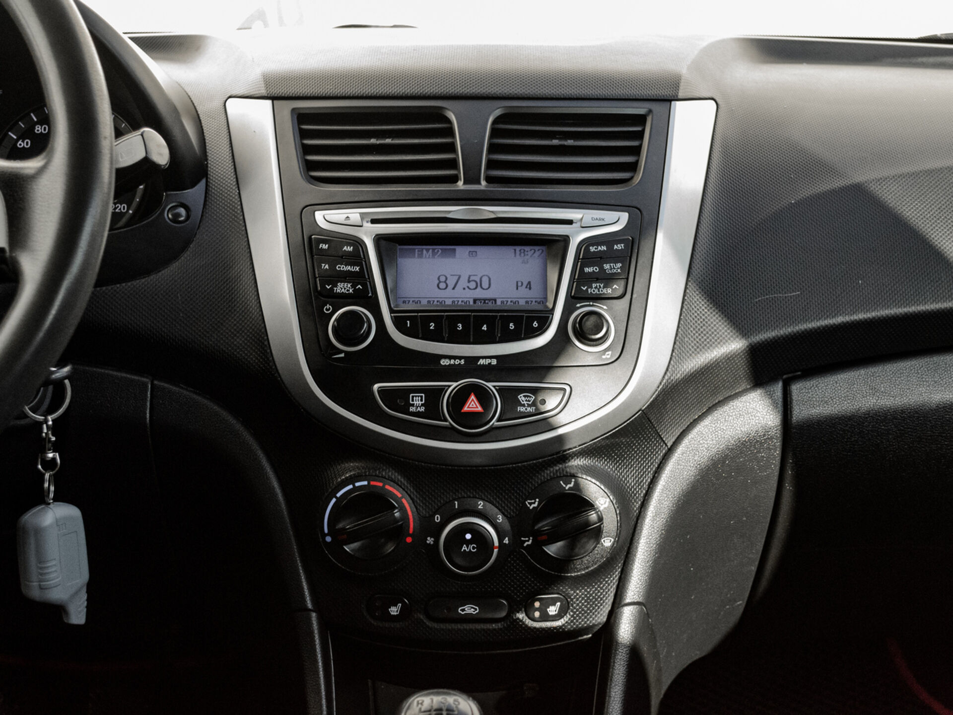 Купить Hyundai Solaris 1.6 MT (123 л.с.), 2013 в Екатеренбурге