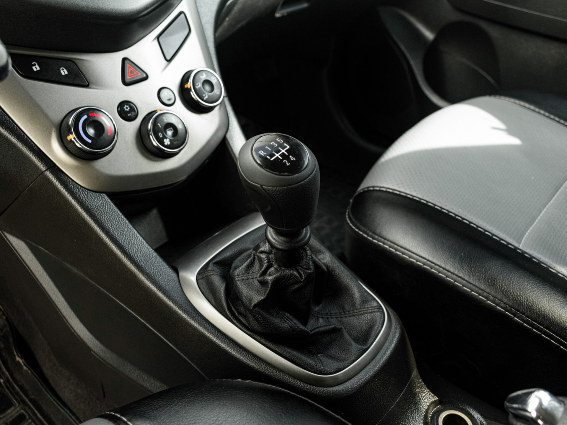 Купить Chevrolet Aveo 1.6 MT (115 л.с.), 2012 в Екатеренбурге