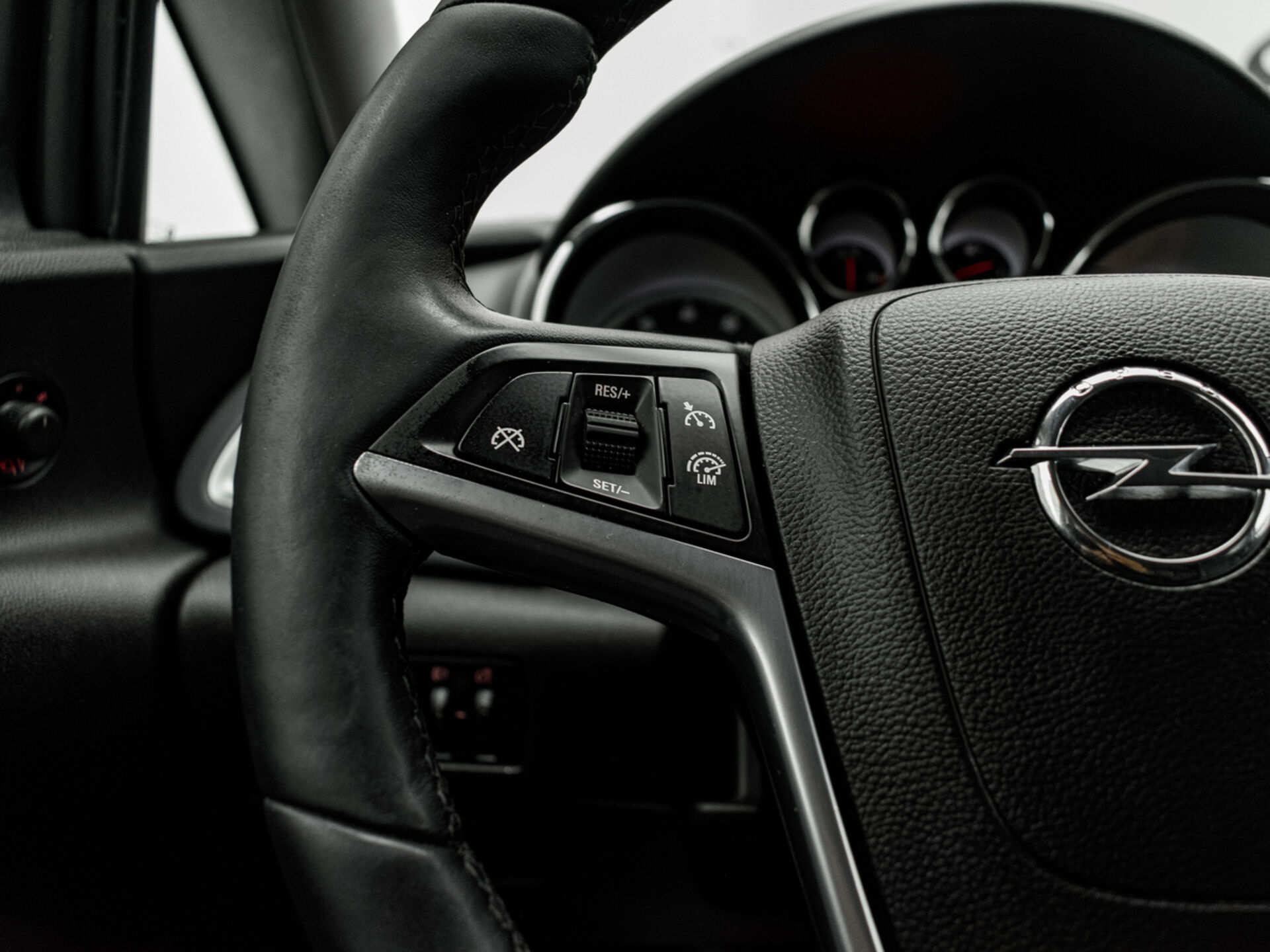 Купить Opel Astra 1.6 MT (115 л.с.), 2013 в Екатеренбурге