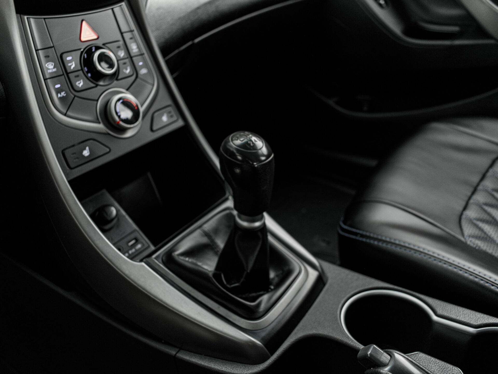 Купить Hyundai Elantra 1.6 MT (132 л.с.), 2015 в Екатеренбурге