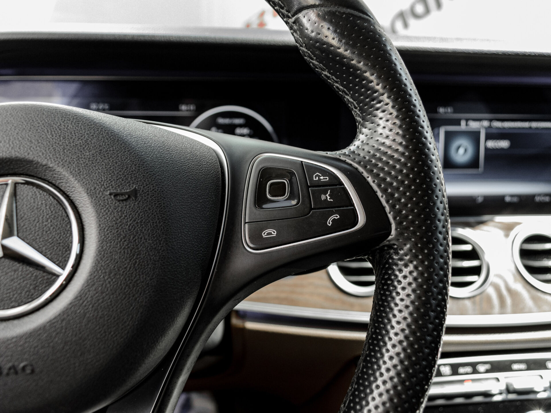 Купить Mercedes-Benz E-Класс 200 2.0 AT (184 л.с.), 2016 в Екатеренбурге