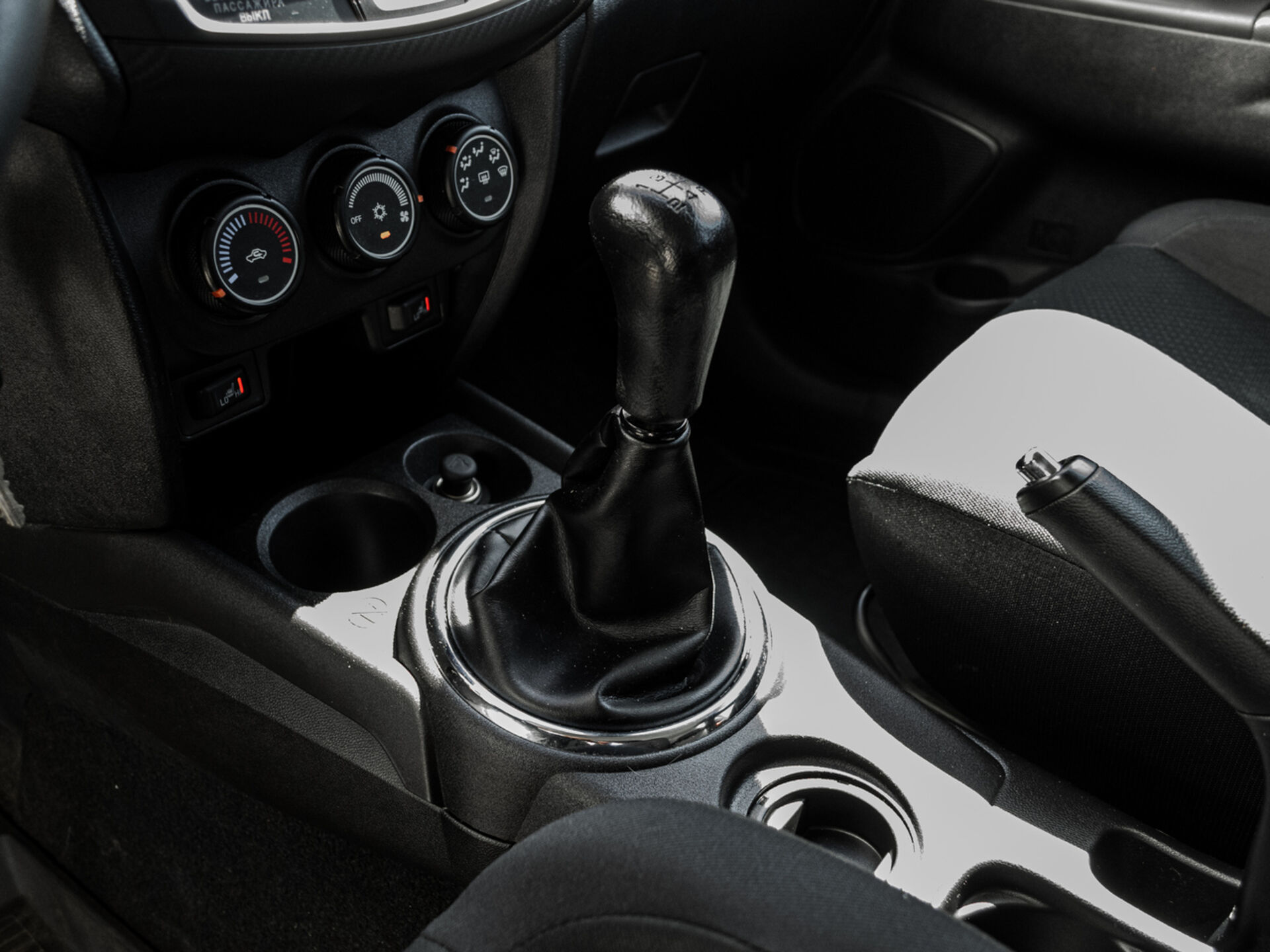 Купить Mitsubishi ASX 1.6 MT (117 л.с.), 2014 в Екатеренбурге