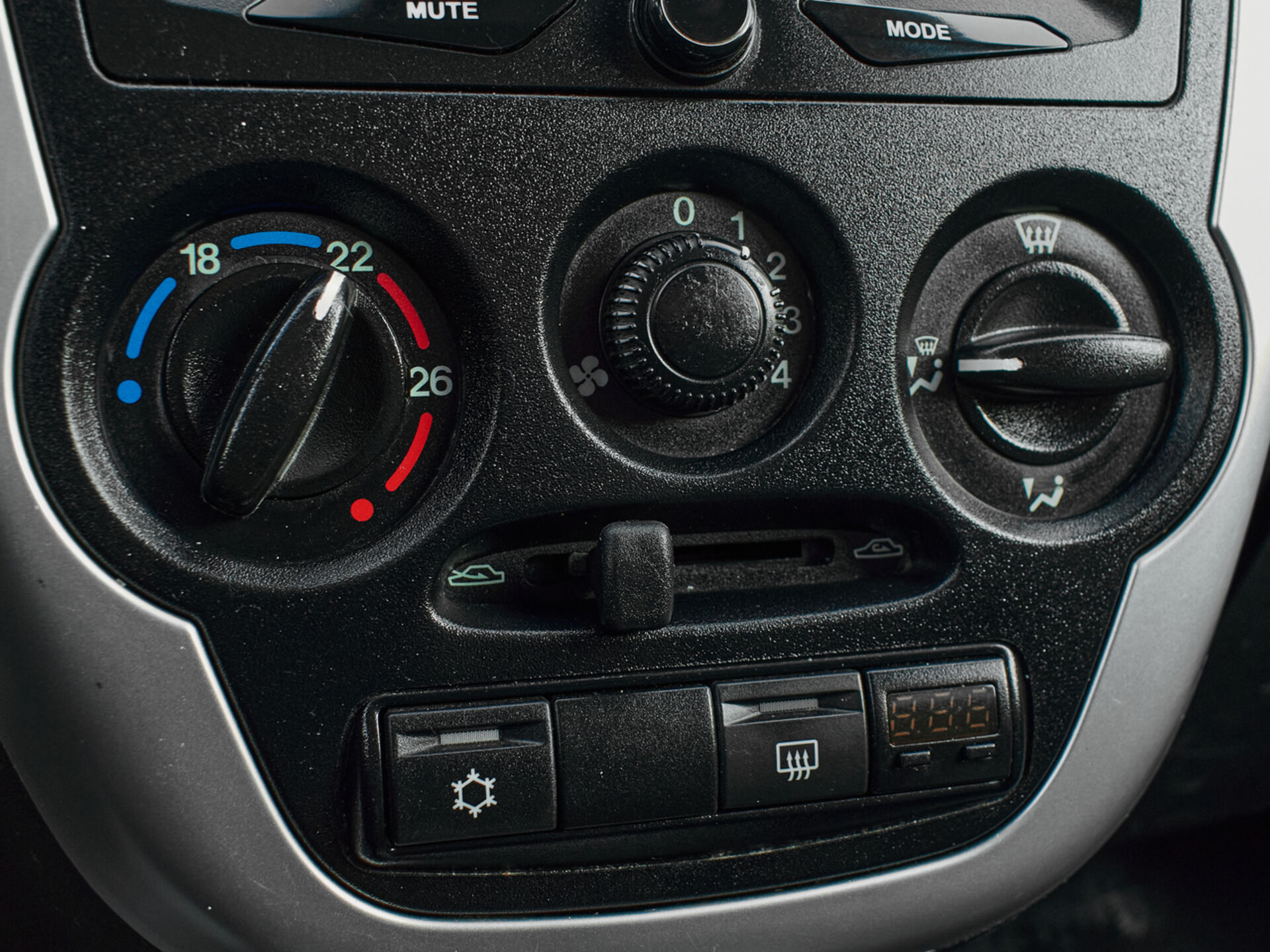 Купить Lada (ВАЗ) Granta 1.6 AT (98 л.с.), 2014 в Екатеренбурге