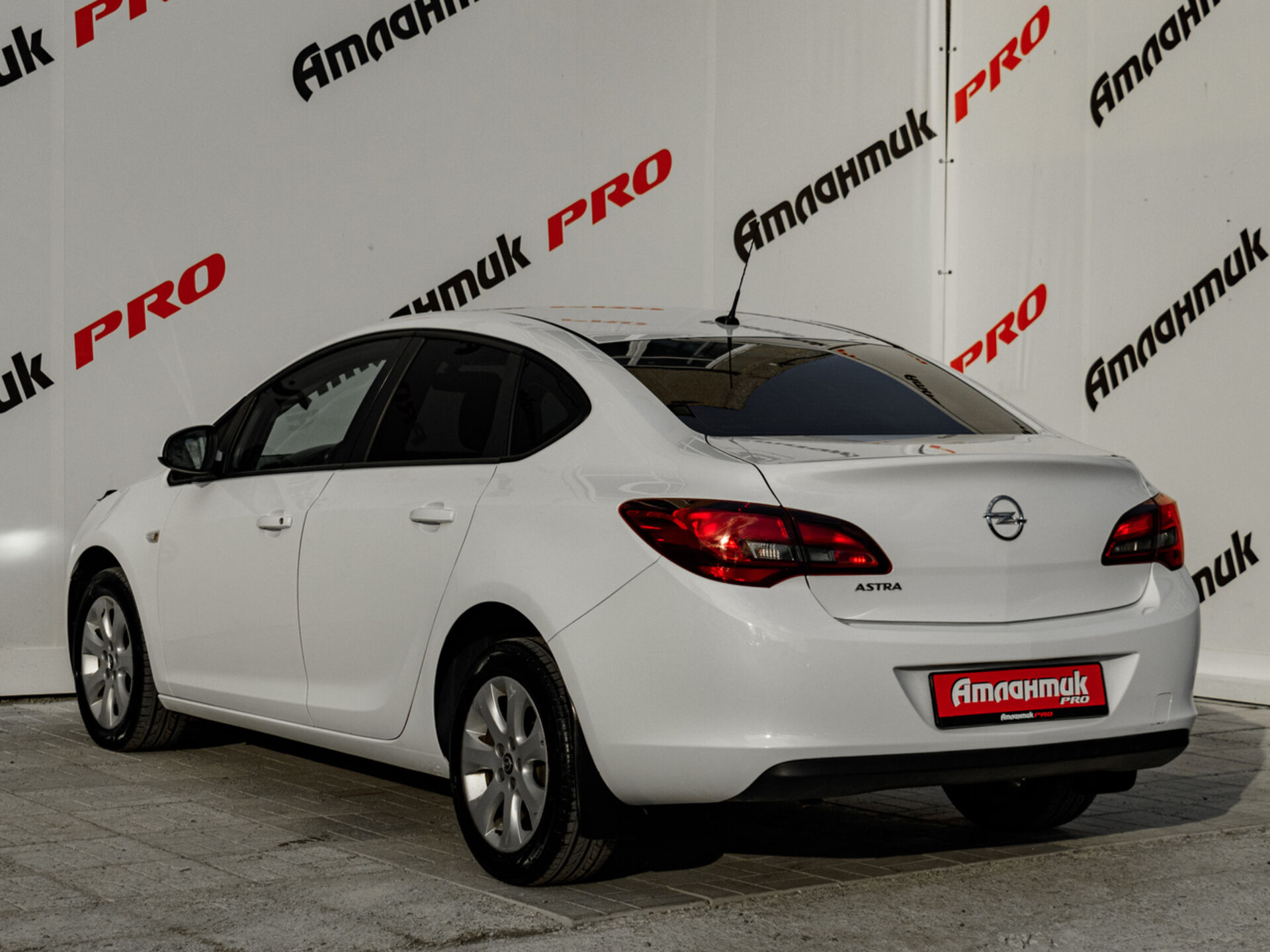 Купить Opel Astra 1.6 MT (115 л.с.), 2013 в Екатеренбурге