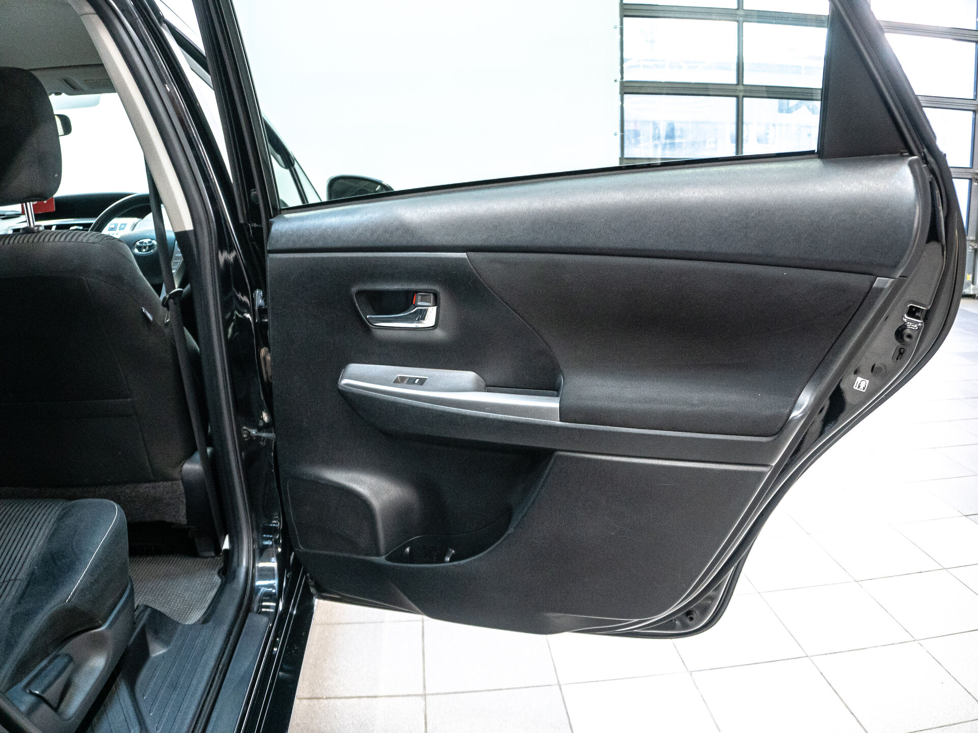 Toyota Prius Alpha 2015 8